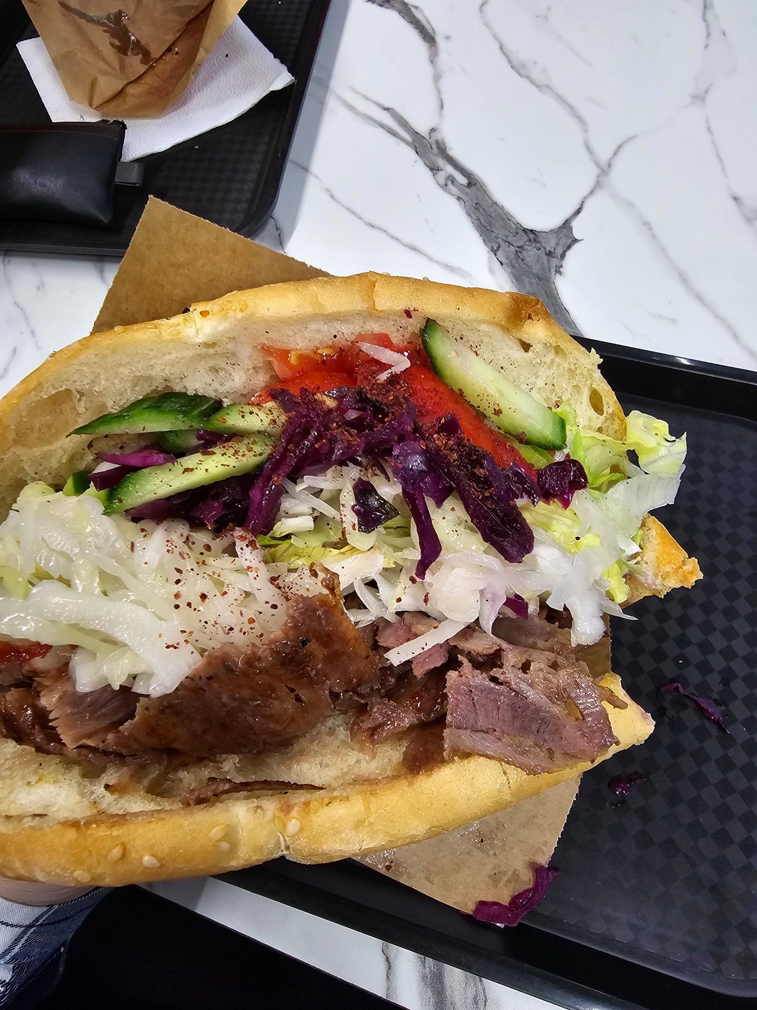 Ein Rindfleischdöner mit Allem außer 🧅