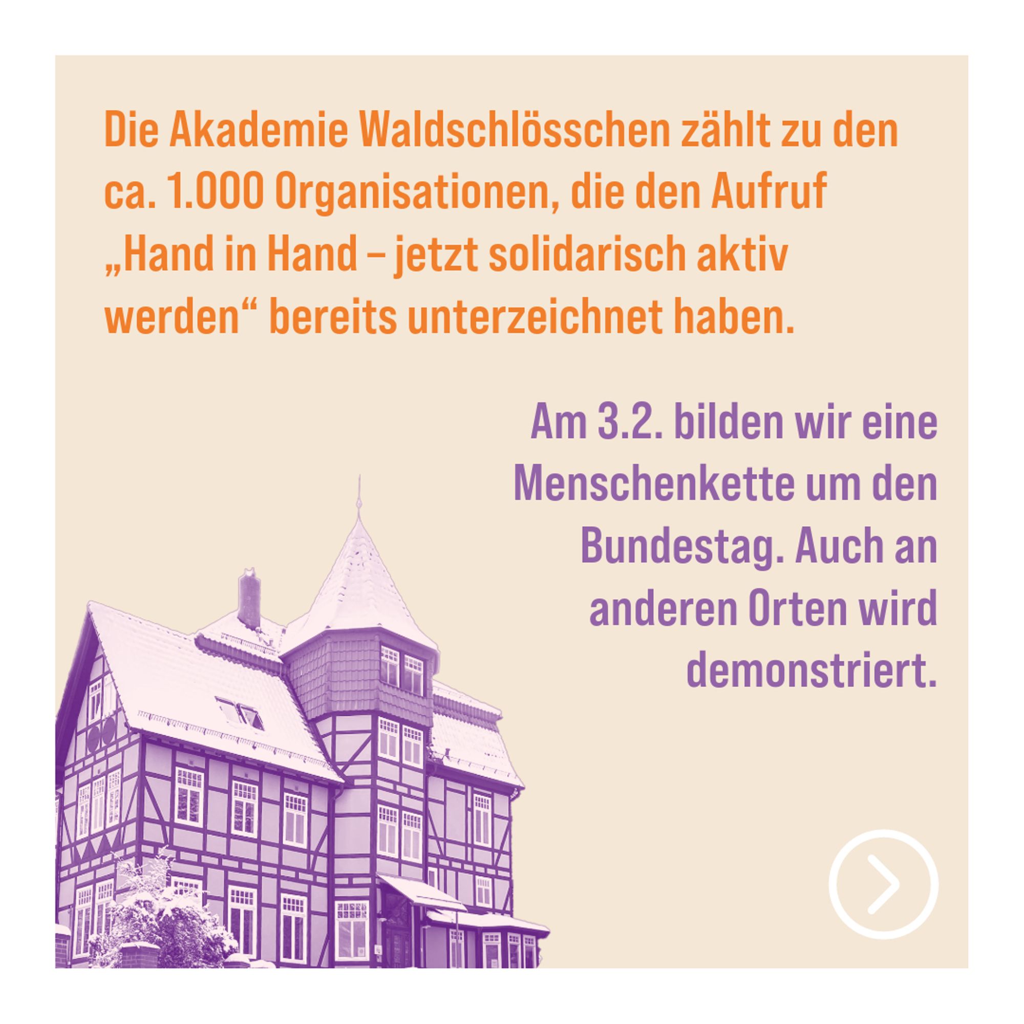 Waldschlösschen-Gebäude in lila getaucht, Text: Die Akademie Waldschlösschen zählt zu den ca. 1.000 Organisationen, die den Aufruf „Hand in Hand – jetzt solidarisch aktiv werden“ bereits unterzeichnet haben. Am 3.2. bilden wir eineMenschenkette um den Bundestag. Auch an anderen Orten wird demonstriert.