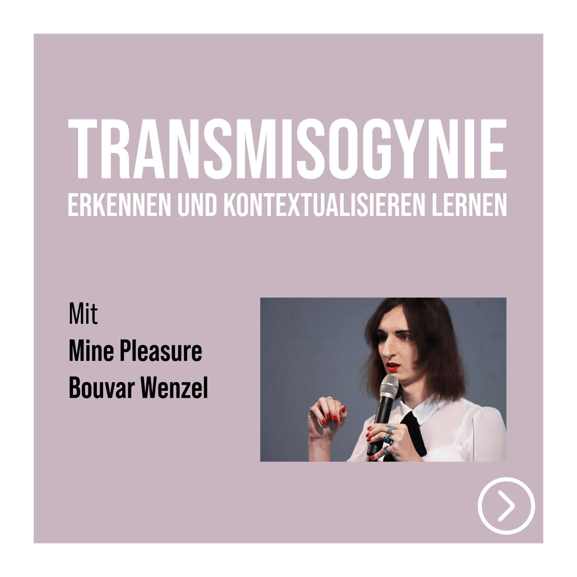 Referentin Mine Pleasure Bouvar Wenzel bei einer Veranstaltung mit Mikrofon in der Hand