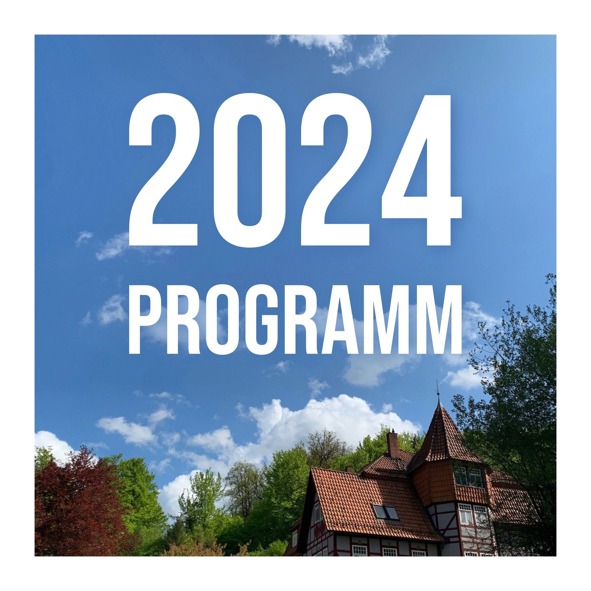 Text "2024 Programm" im weißer Schrift über blauem Himmel mit einigen weißen Wolken; unten Laubbäume und der Turm des Waldschlösschens