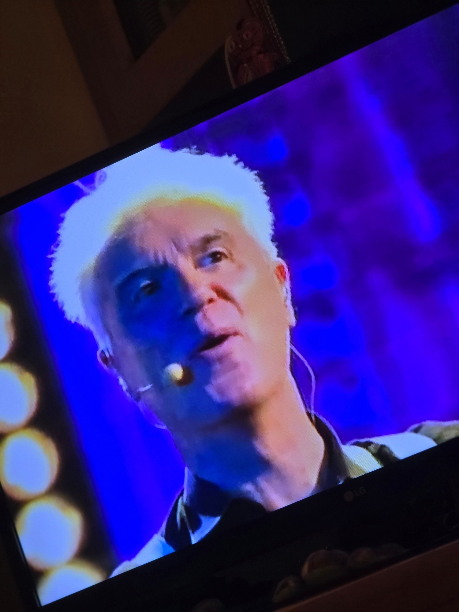 Foto da televisão que mostra o David Byrne.