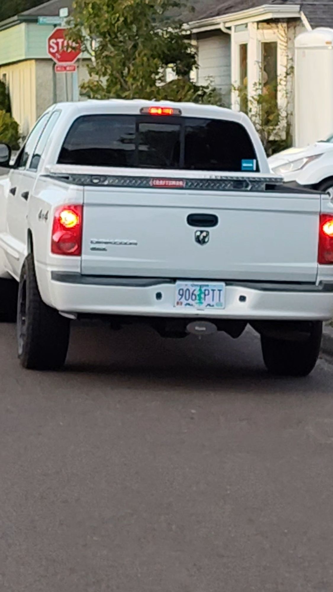 White Dodge Ram Oregon licence plate 906 PTT