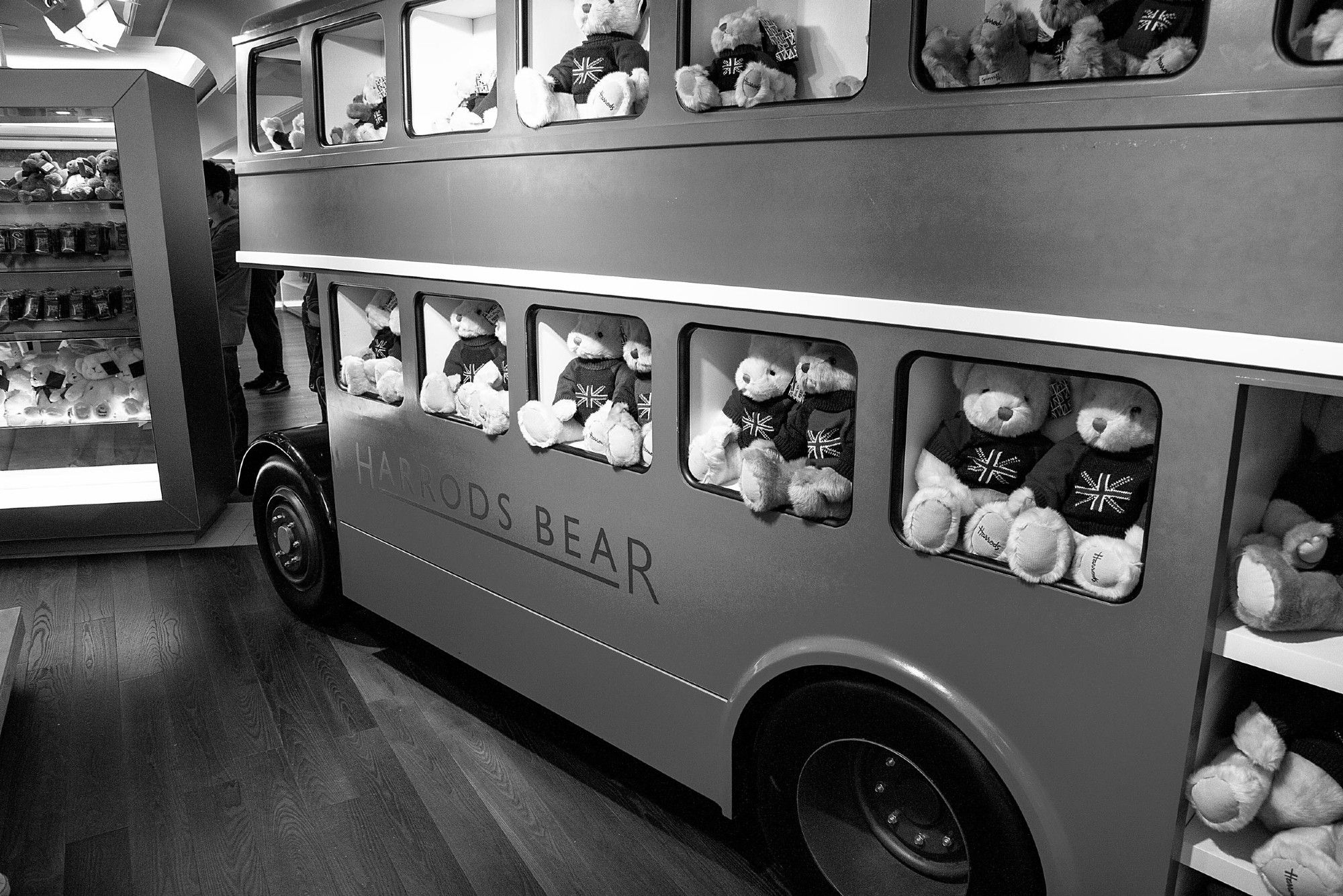 Ein nachgebauter Doppeldeckerbus mit ganz vielen Teddybären als Passagiere im Kaufhaus Harrods in London.