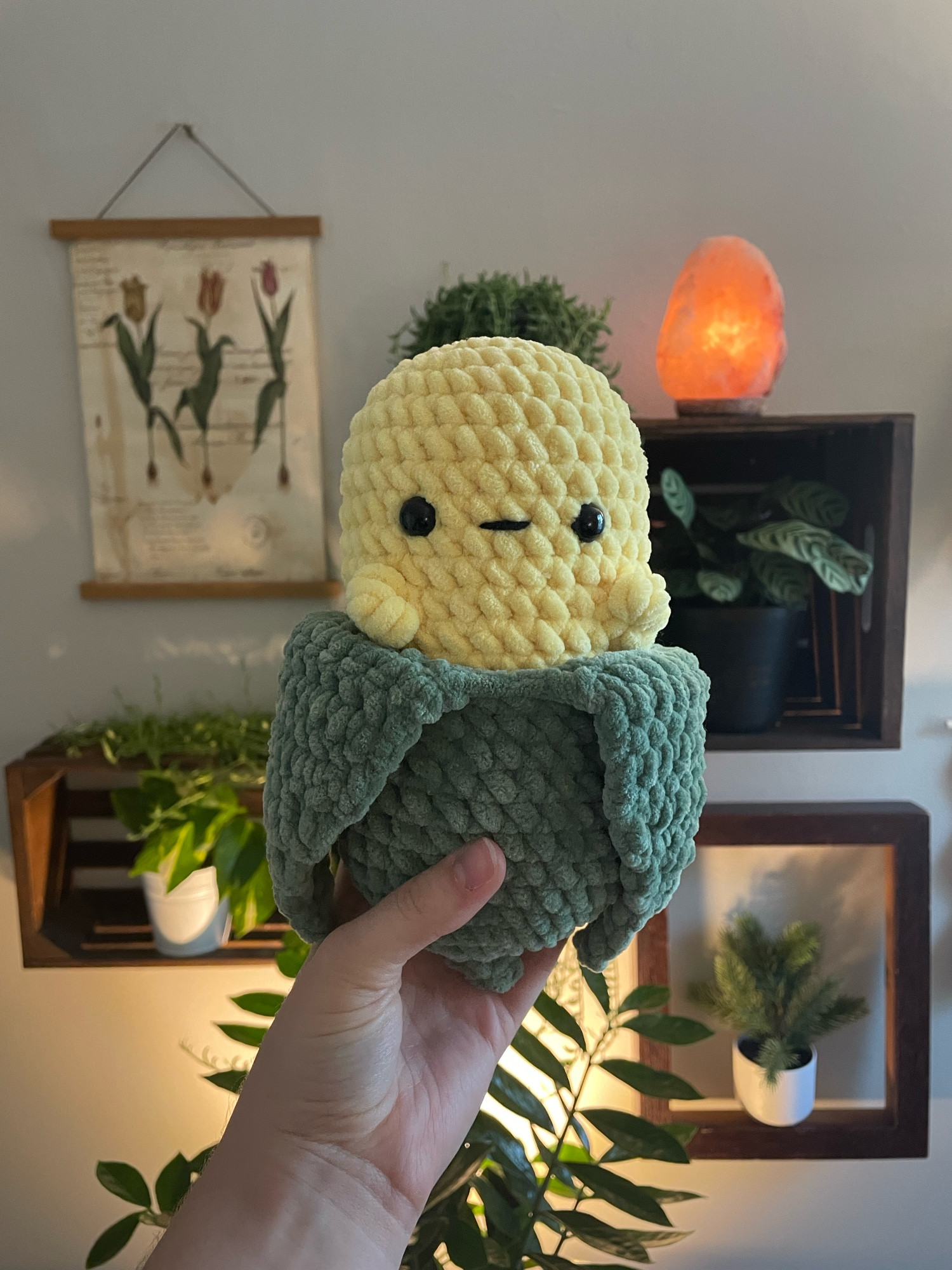 crochet corn on the cob with a neutral face and small arms