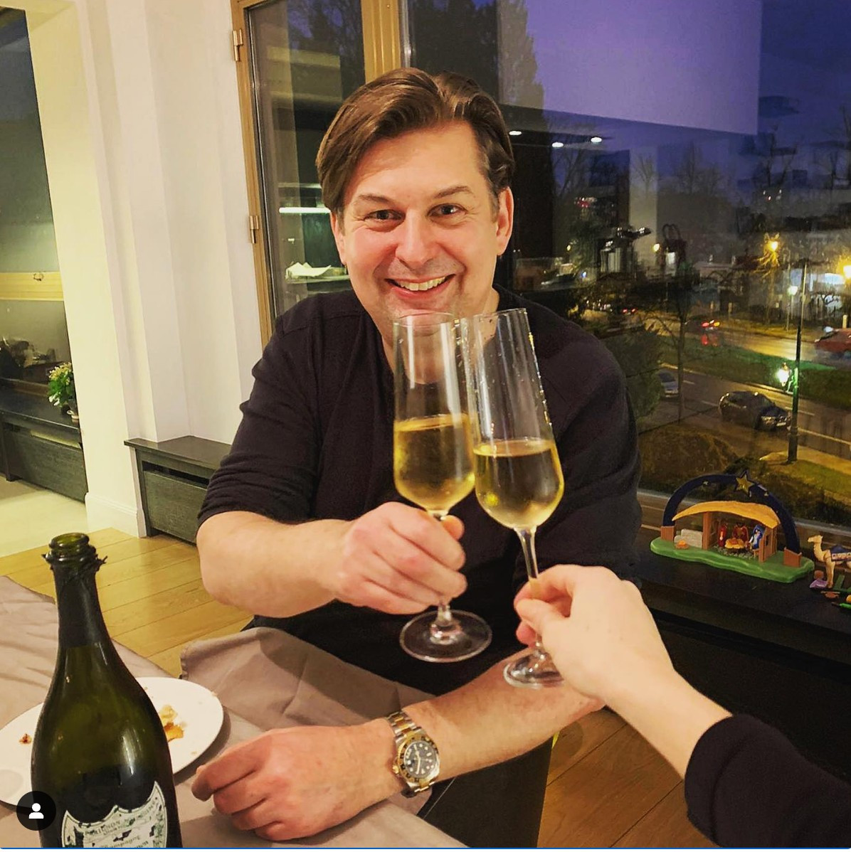 Maximilian Krah mit einem Glas Sekt.