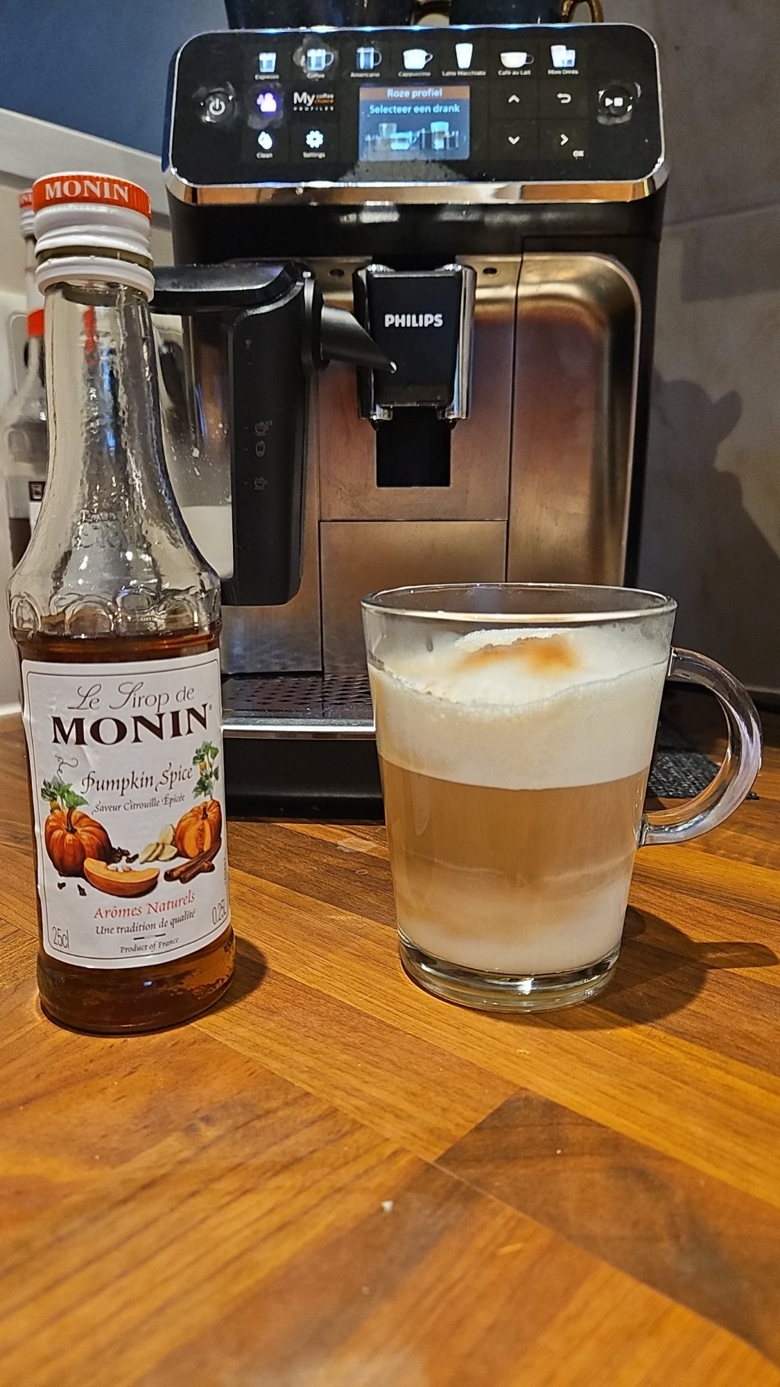 Een latte, met monin pumpkin spice sirop, afgetopt met kruiden.

Op de achtergrond m'n grote liefde (m'n koffiemachine)