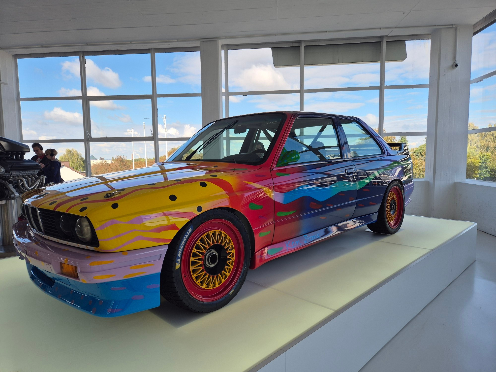 Ein bunt lackierter BMW.