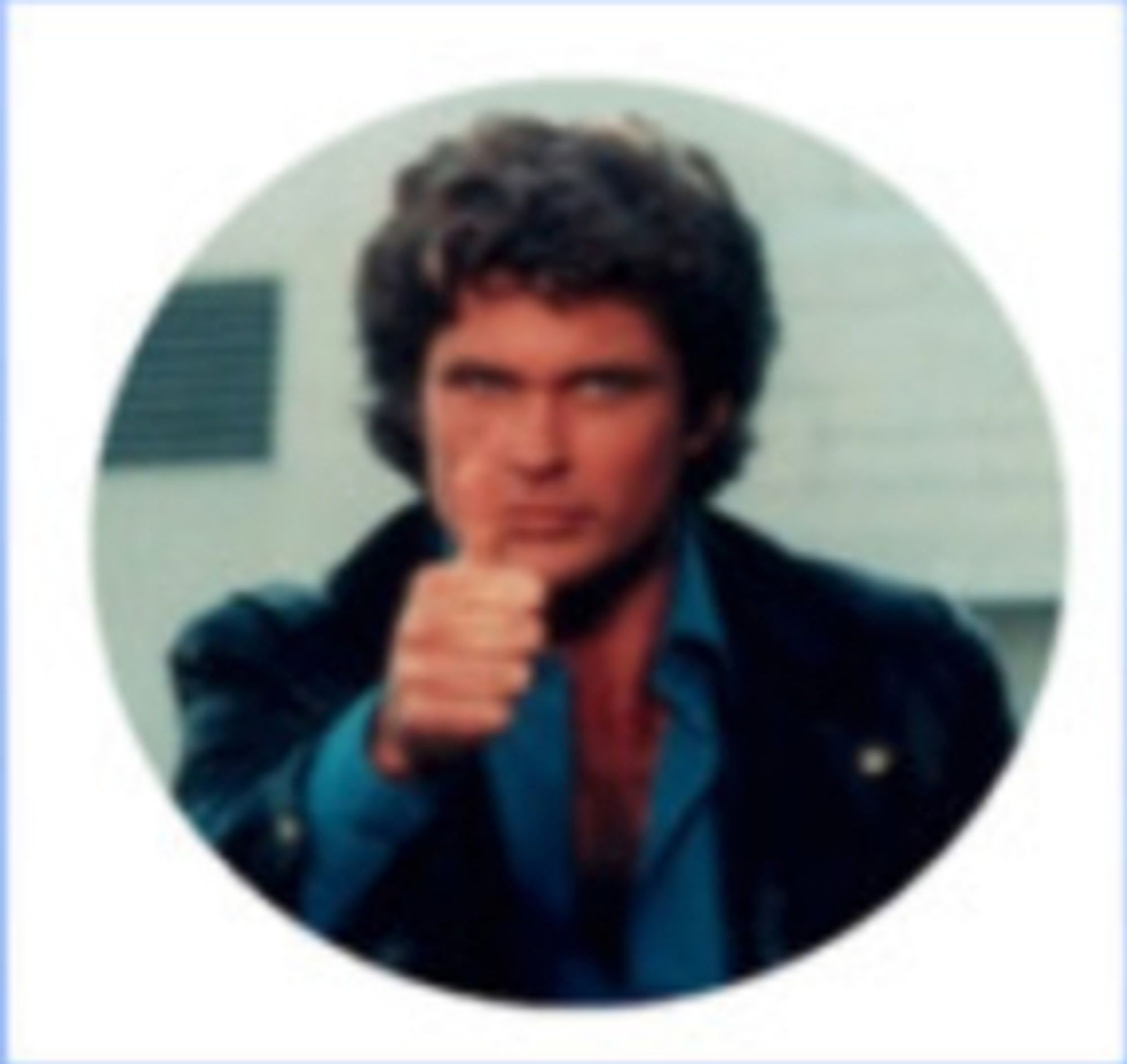 David Hasselhoff gibt Daumen hoch