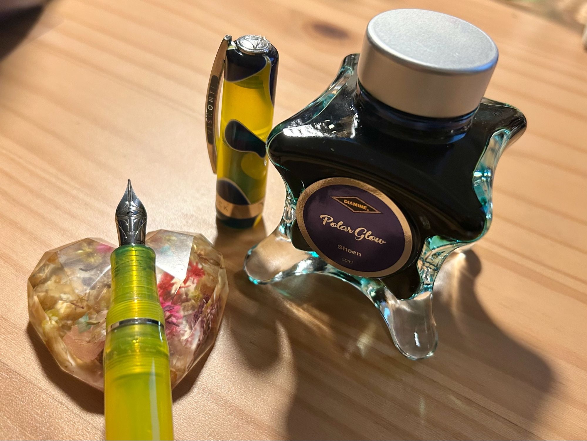 Visconti Woodstock « Peace & Love » fountain pen and Diamine Polar Glow ink.