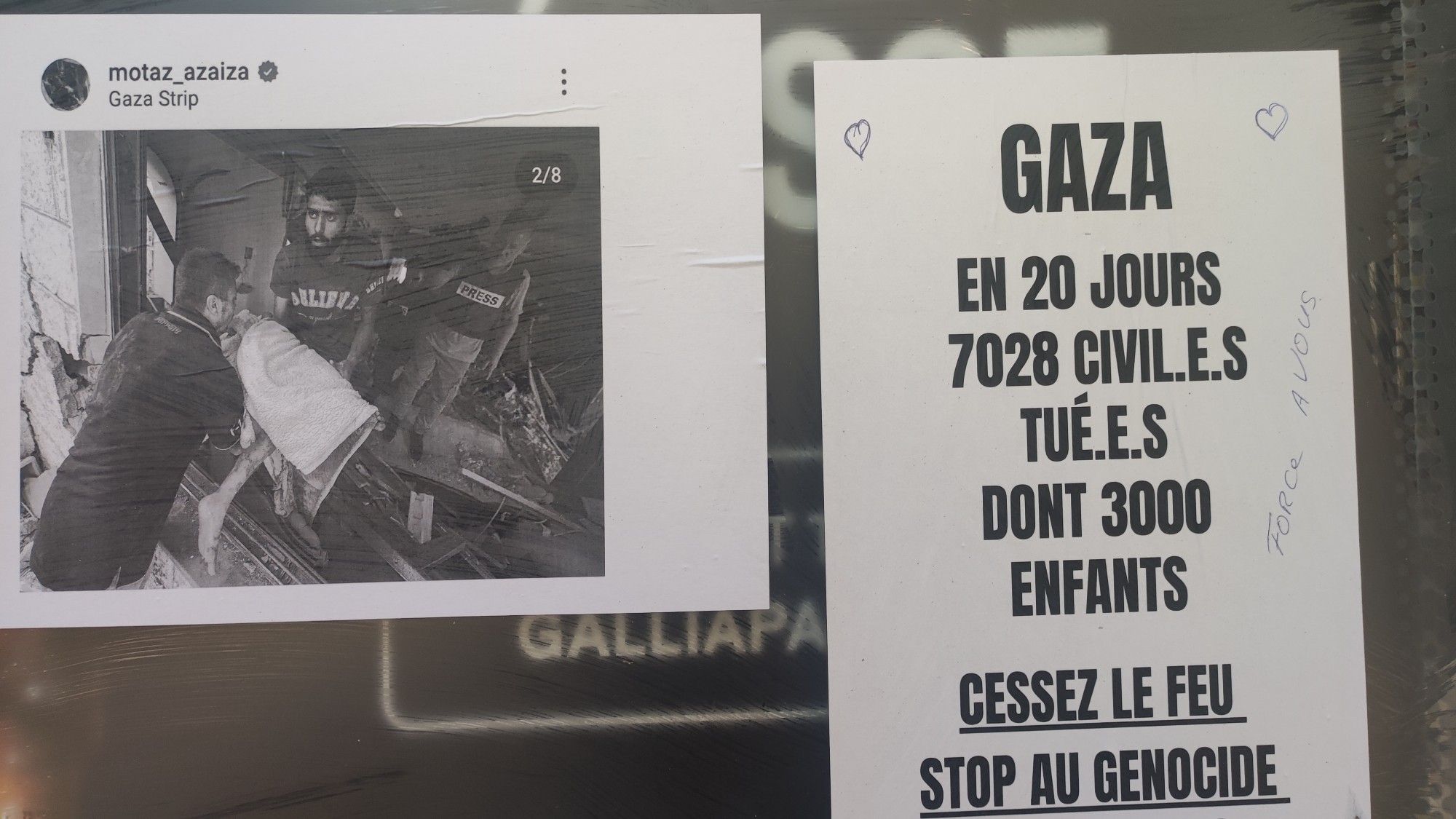 Deux affichettes en noir et blanc côte à côte : la première est une photo de motaz_azaiza, deux hommes extrayant un corps de décombres à Gaza, un troisième homme portant un dossard "presse" les accompagne ; la deuxième comporte le texte "Gaza . En 20 jours, 7028 civil-es tué-es, dont 3000 enfants. Cessez le feu. Stop au génocide"