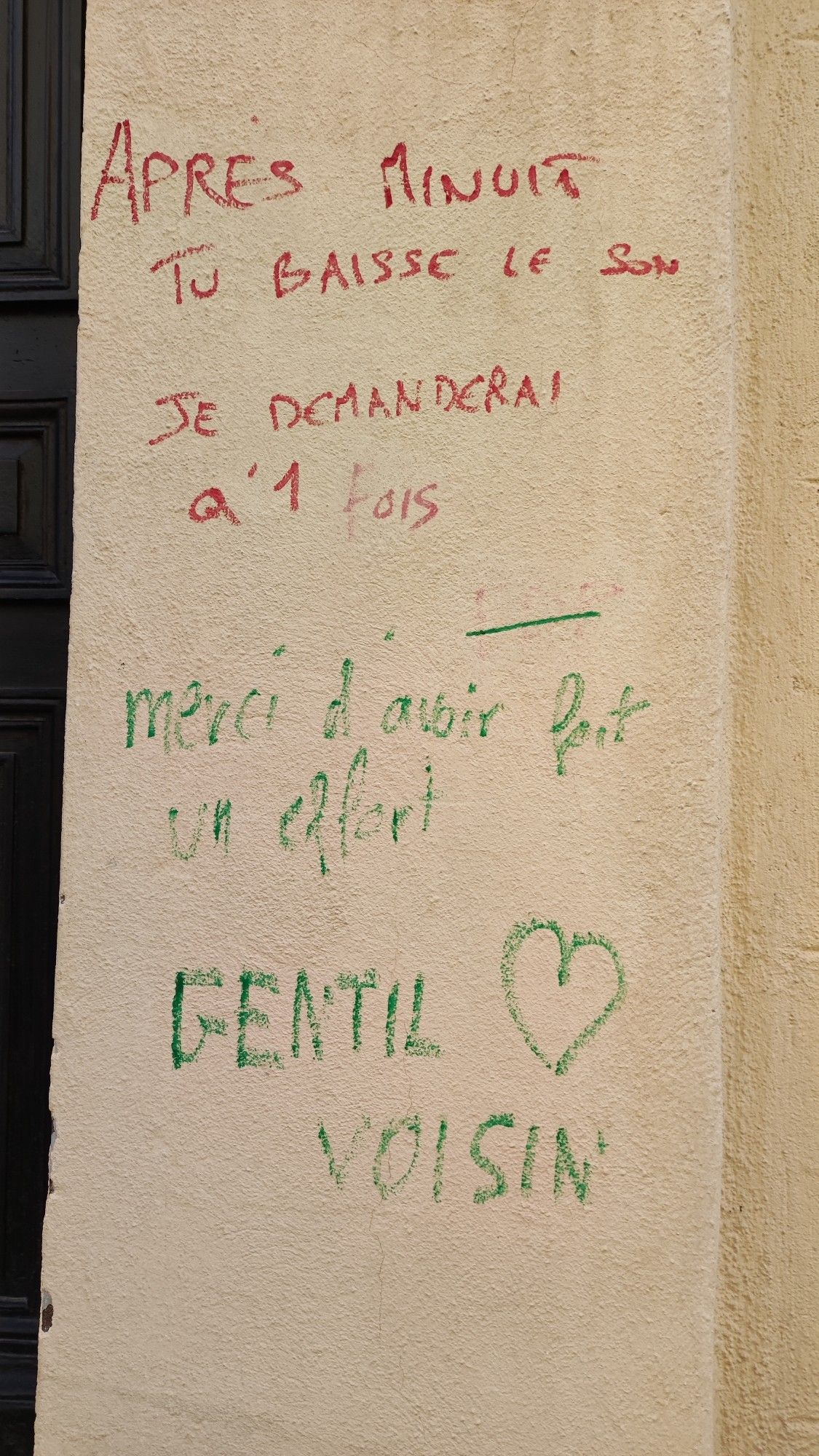 Inscriptions à la main :
(En rouge) après minuit, tu baisses le son. Je demanderai qu'1 fois
(En vert, en dessous) Merci d'avoir fait un effort GENTIL ❤️ VOISIN