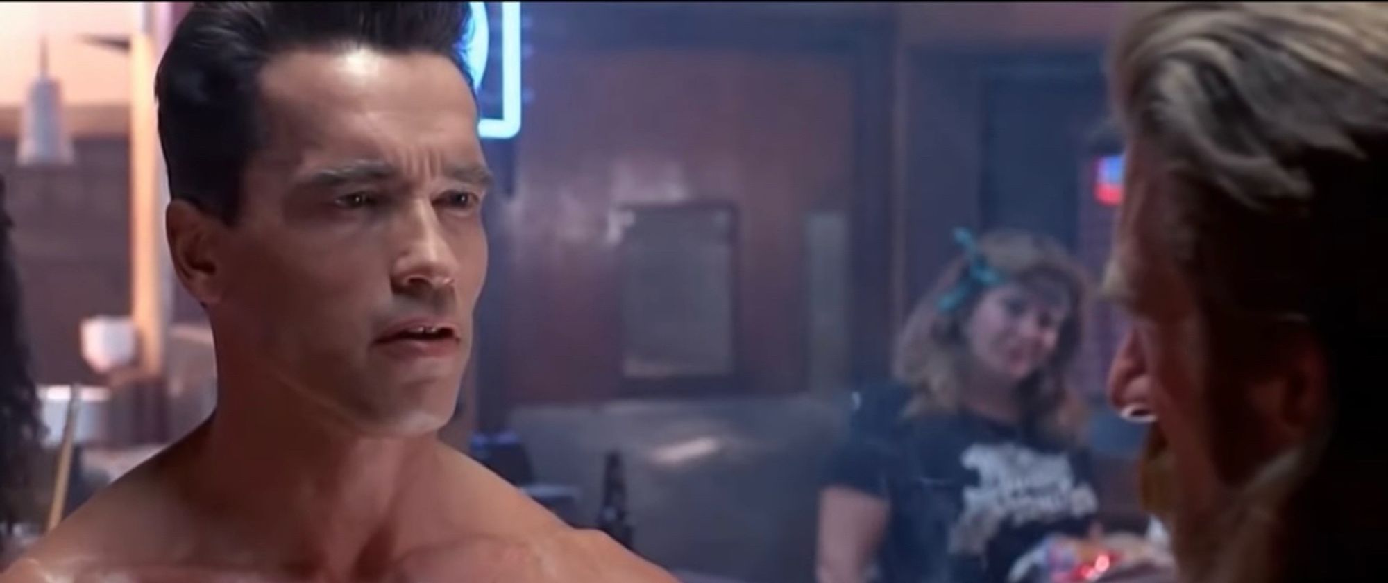 Arnold Schwarzenegger talking to a biker in a bar in Terminator 2: Judgment Day (1991)