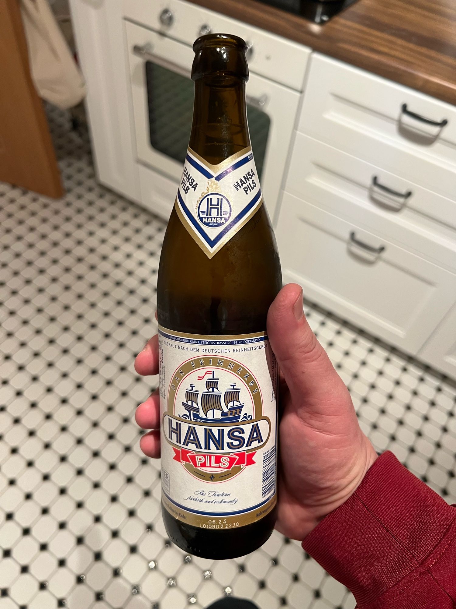 Eine Flasche Hansa Pils in meiner Hand.