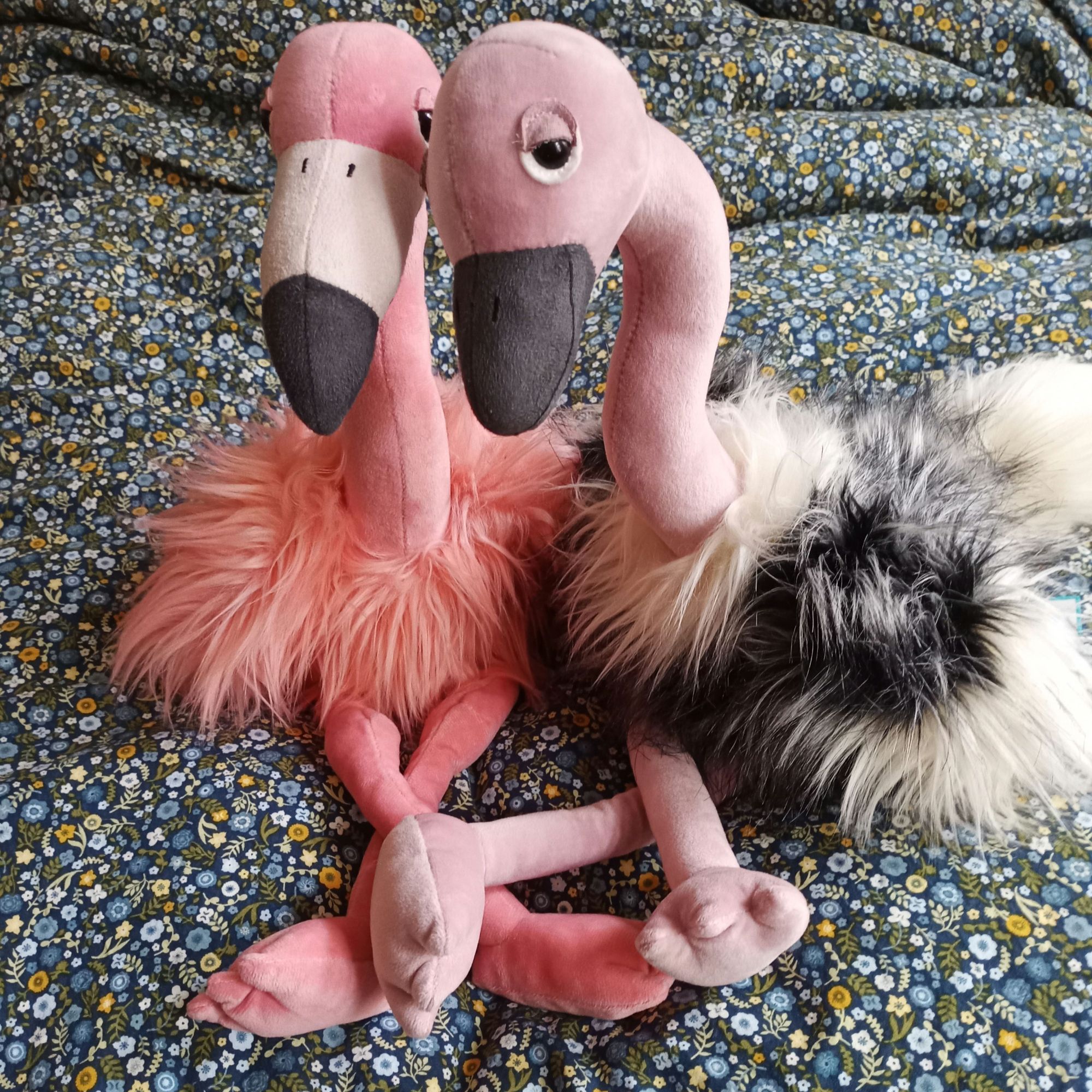 Stoff-Flamingo und Stoff-Strauß beim einträchtigen Chillen.