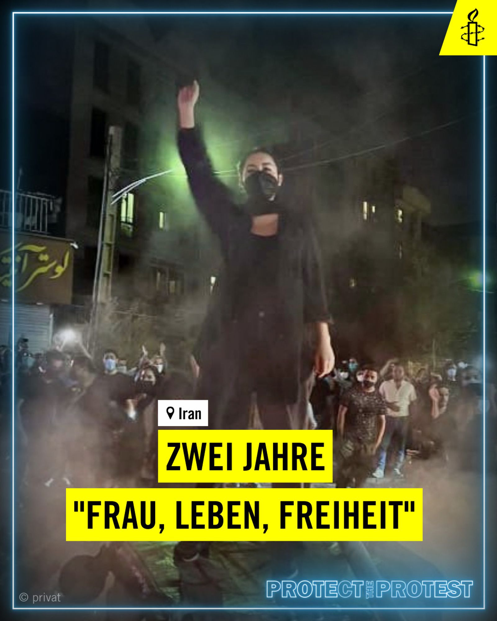 Protestierende Frau, dazu der Schriftzug: "Zwei Jahre Frau, Leben, Freiheit"