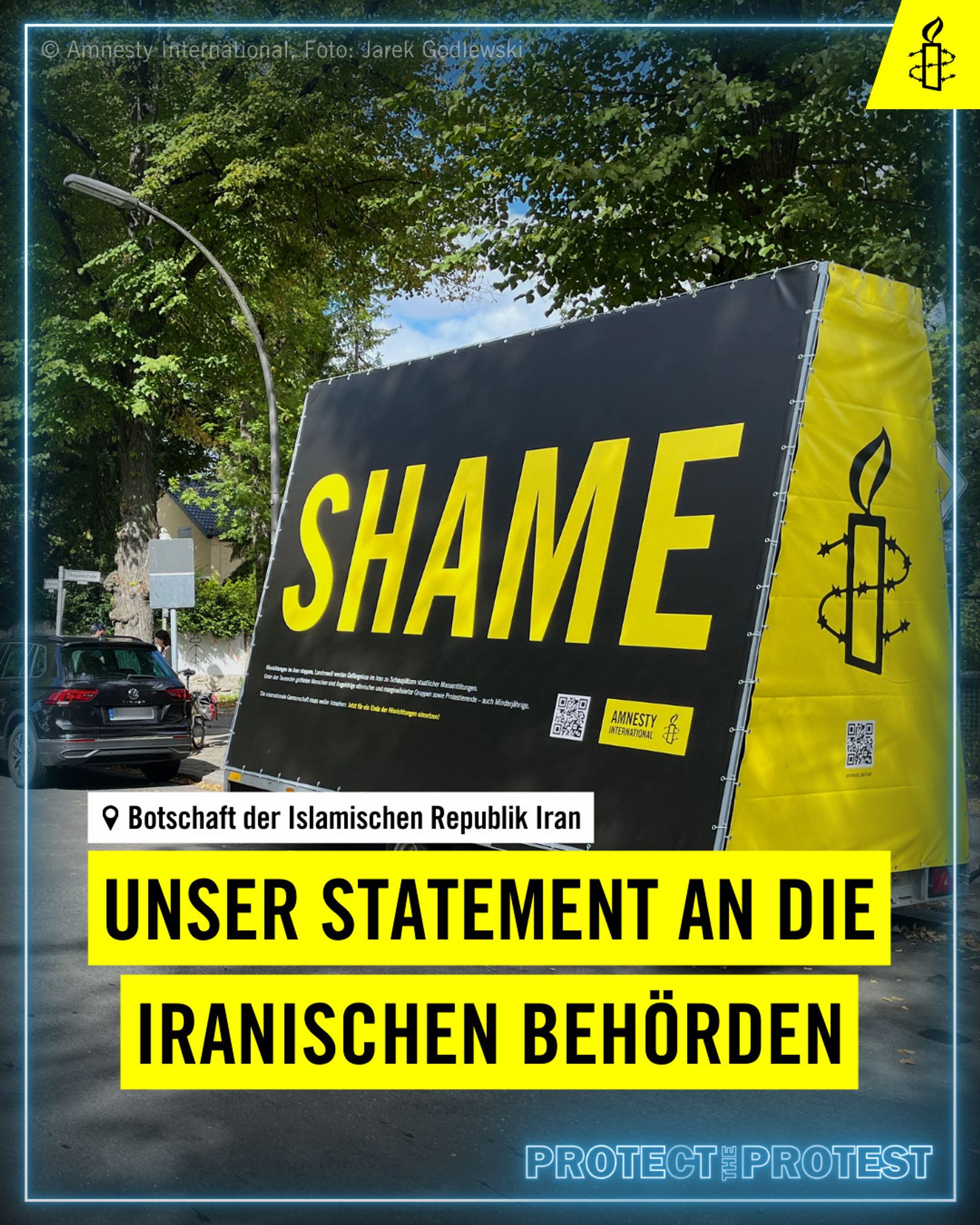 Bild von einem Anhänger vor der iranischen Botschaft in Berlin mit der Aufschrift: SHAME. Dazu der Text: unser Statement an die iranischen Behörden.