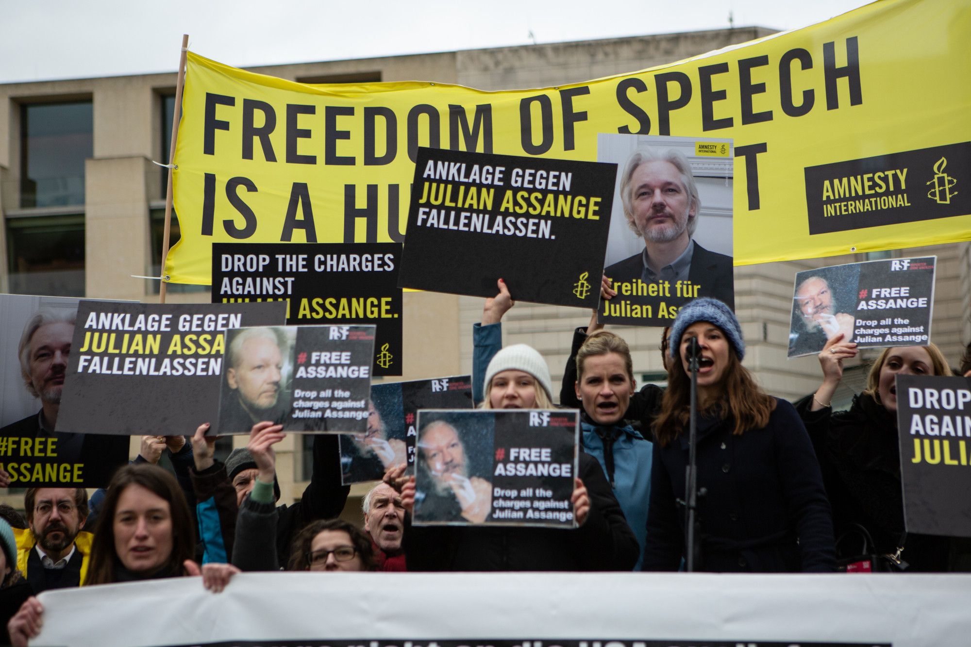 Vor der US-Botschaft in Berlin demonstrieren Amnesty International, Reporter ohne Grenzen und der Verein Digitale Gesellschaft für Pressefreiheit und fordern die Freilassung von Julian Assange.