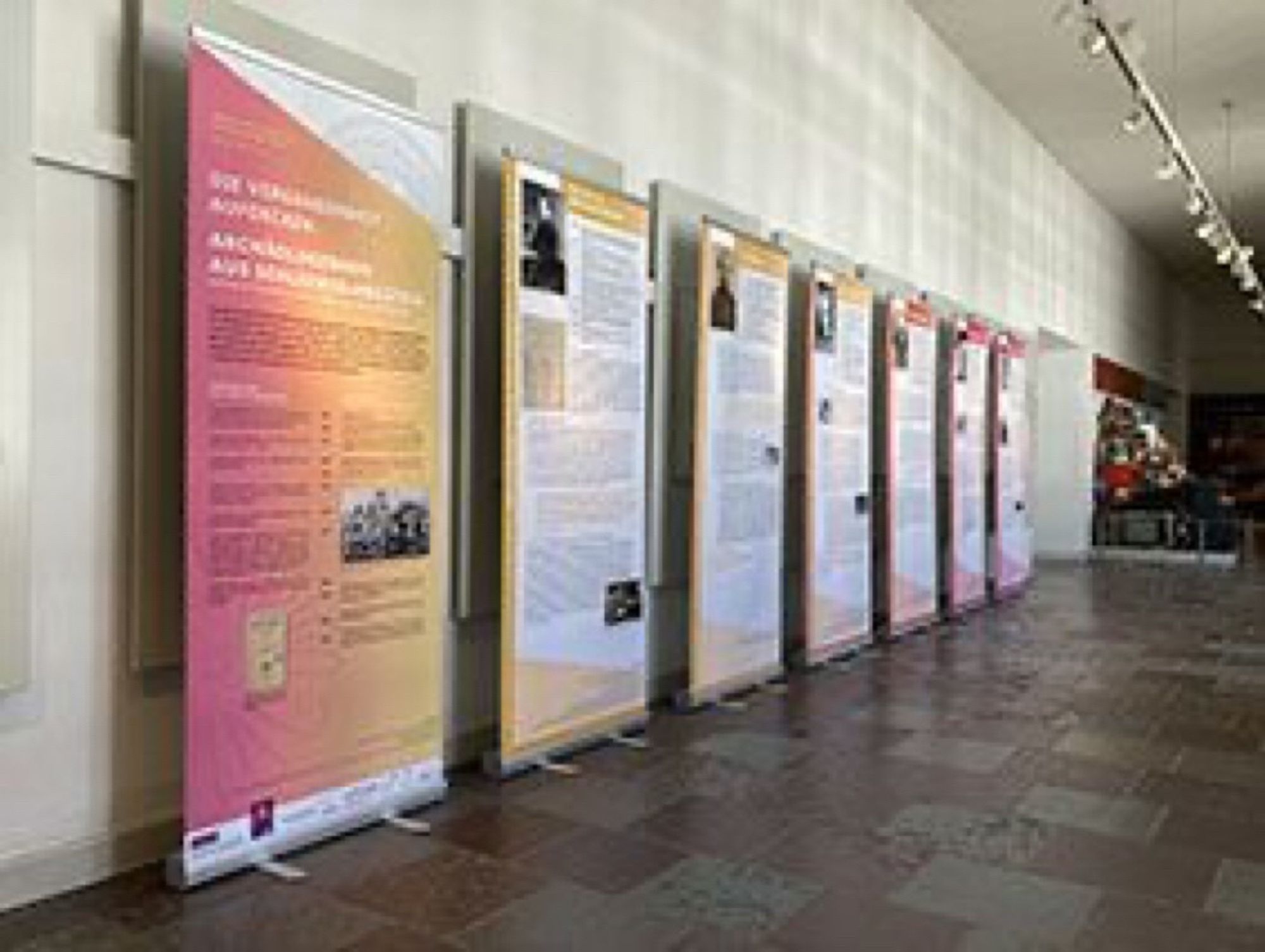 Die Roll-Ups der Ausstellung an einer Wand