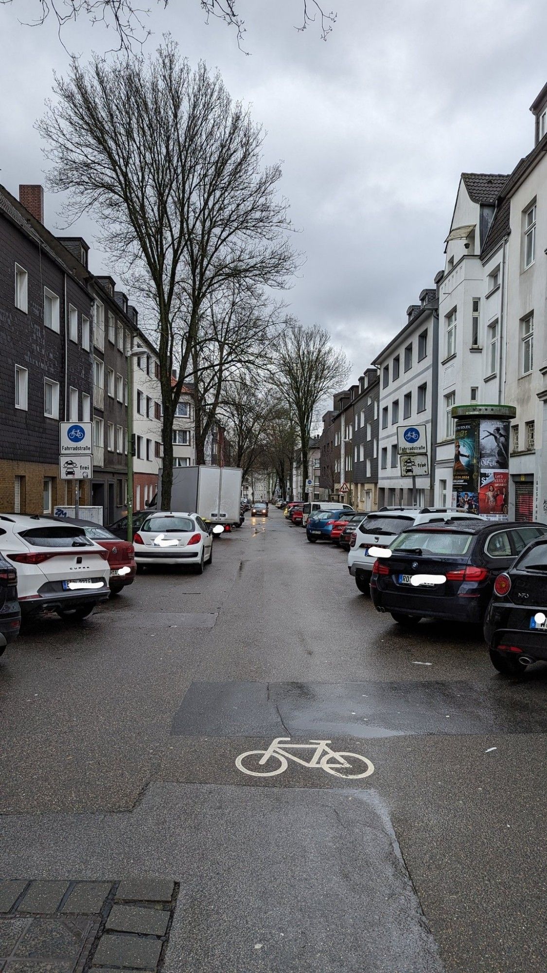 Straße voller Autos, Schild Fahrradstraße