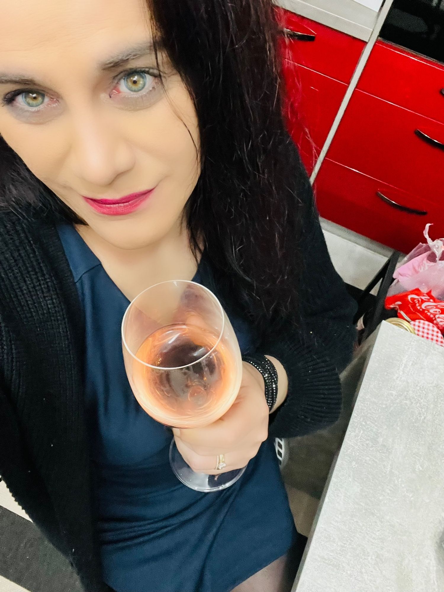 Ein Selfie von mir mit einem Glas Wein in der Hand und einem blauen Kleid/