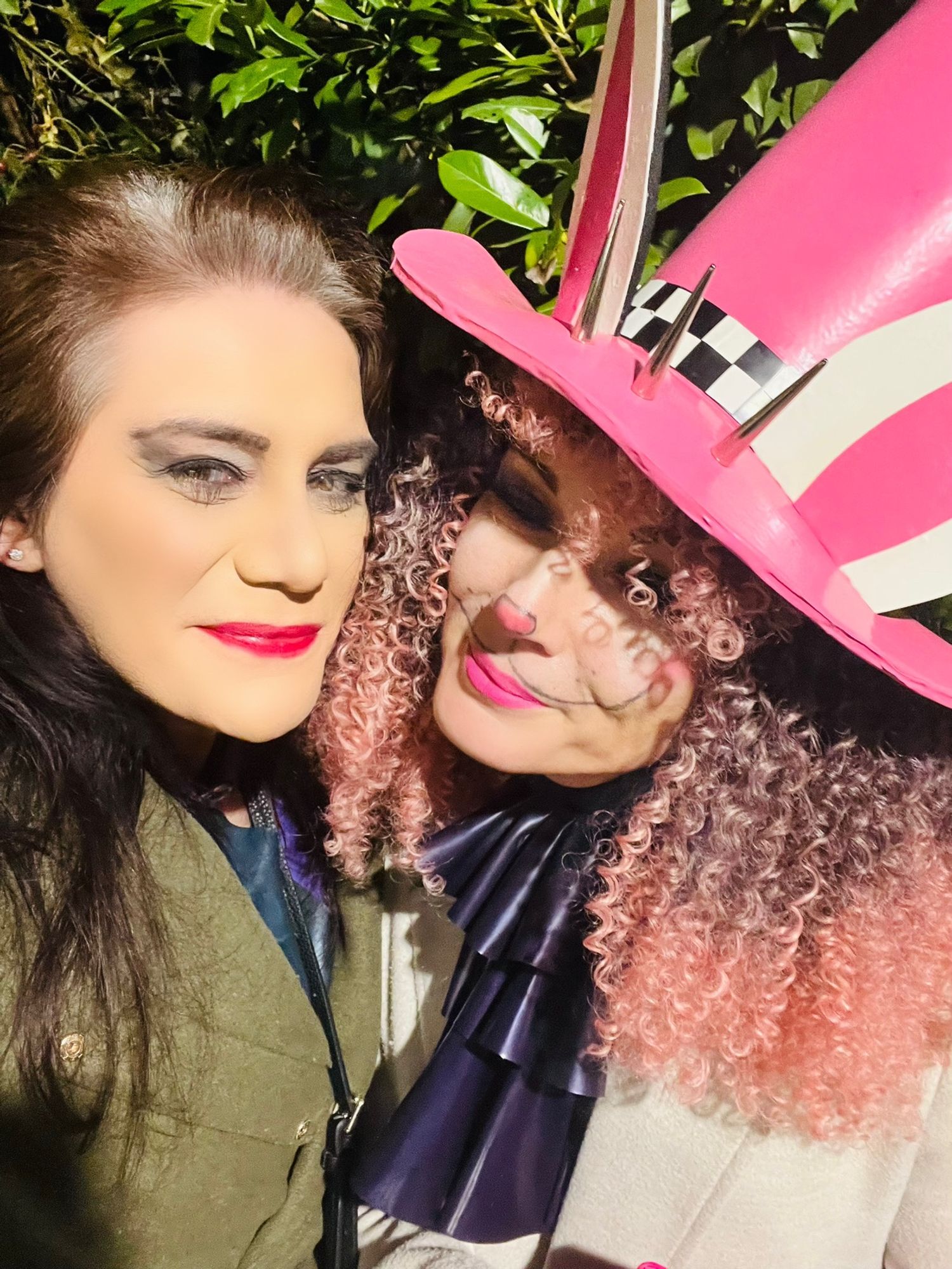 2 Frauen Selfie geschminkt eine im Hasen Kostüm im Latex