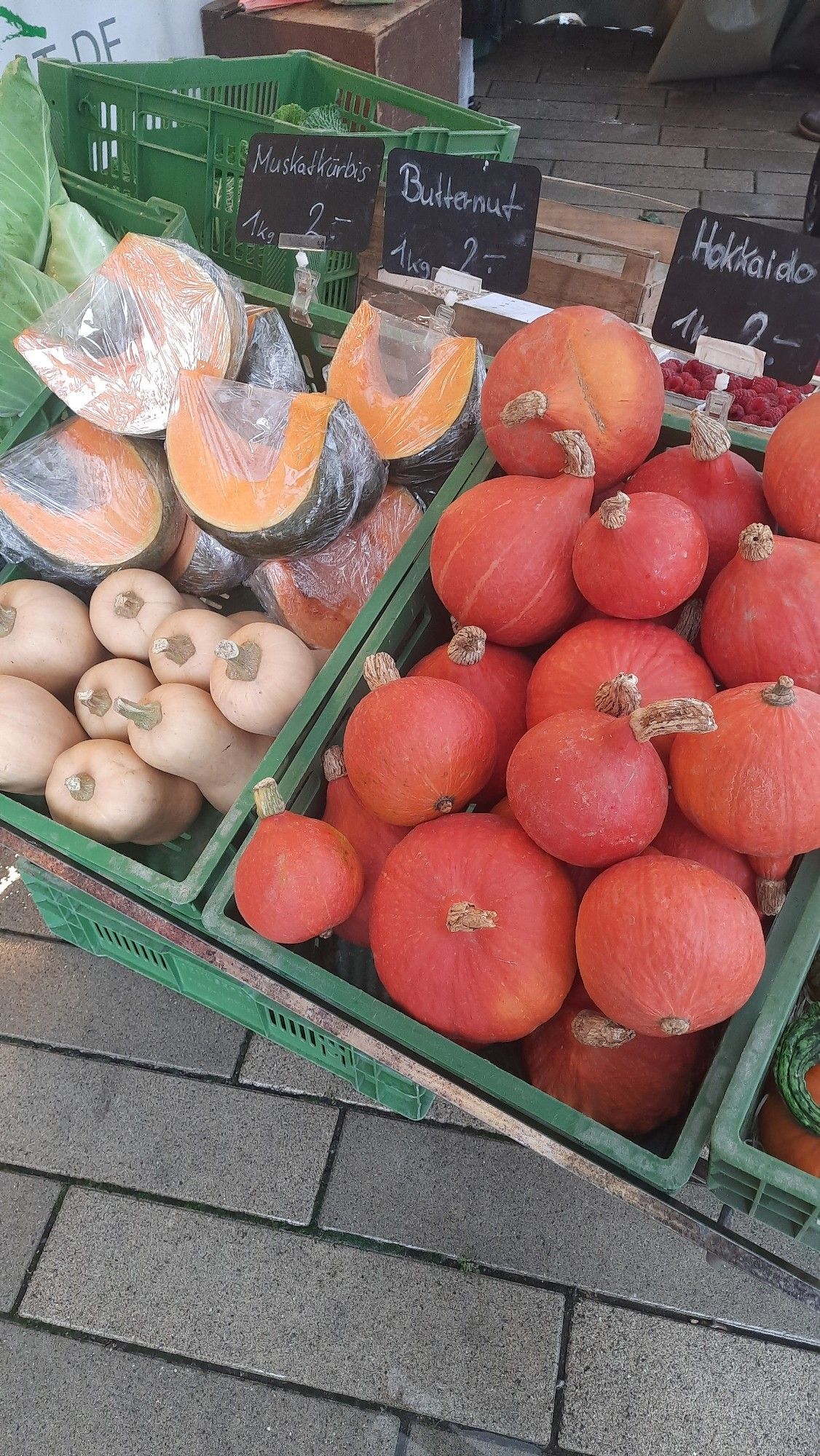 Verschiedene Kürbisse auf dem Markt