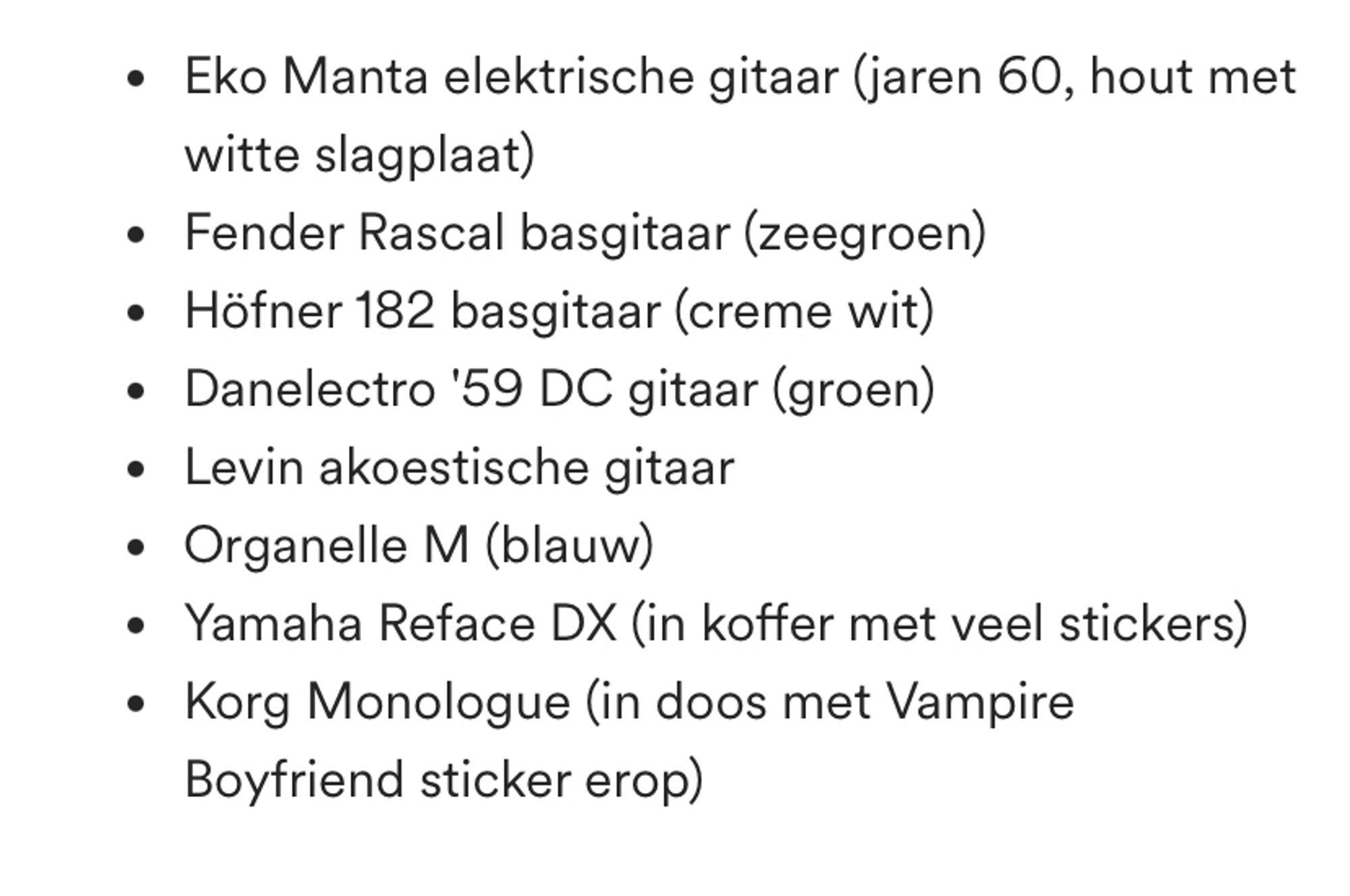 Eko Manta elektrische gitaar, zeegroene Fender Rascal basgitaar, Höfner 182 basgitaar crème wit, Danelectro '59 DC gitaar, Levin akoestische gitaar, Organelle M blauw, Yamaha Reface DX in koffer met veel stickers, Korg Monologue in doos met Vampire Boyfriend sticker erop.