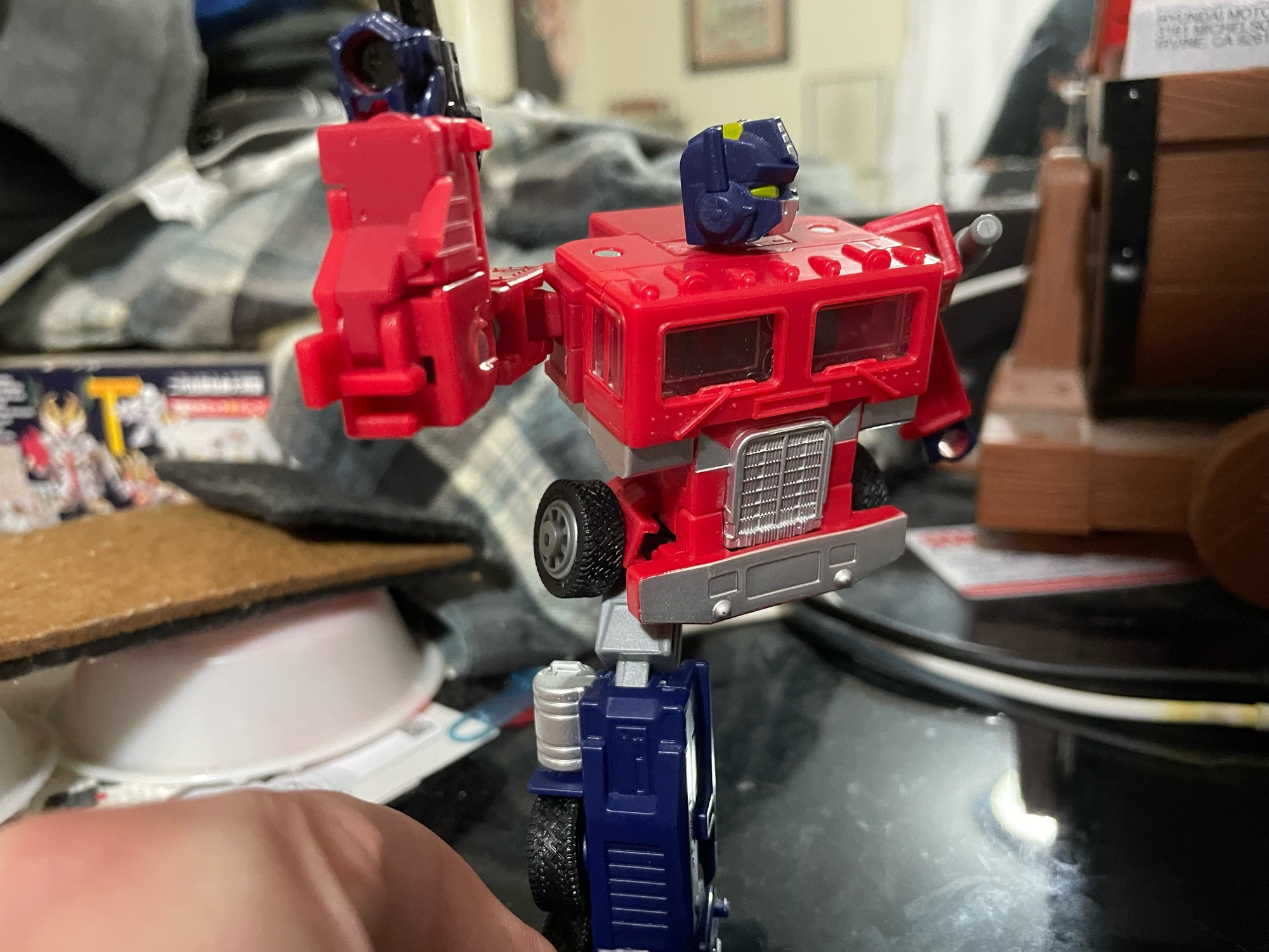 Transformers Legacy “G1 Universe Optimus Prime” recreating the shot from season 1’s title sequence where he runs forward while looking back over his shoulder