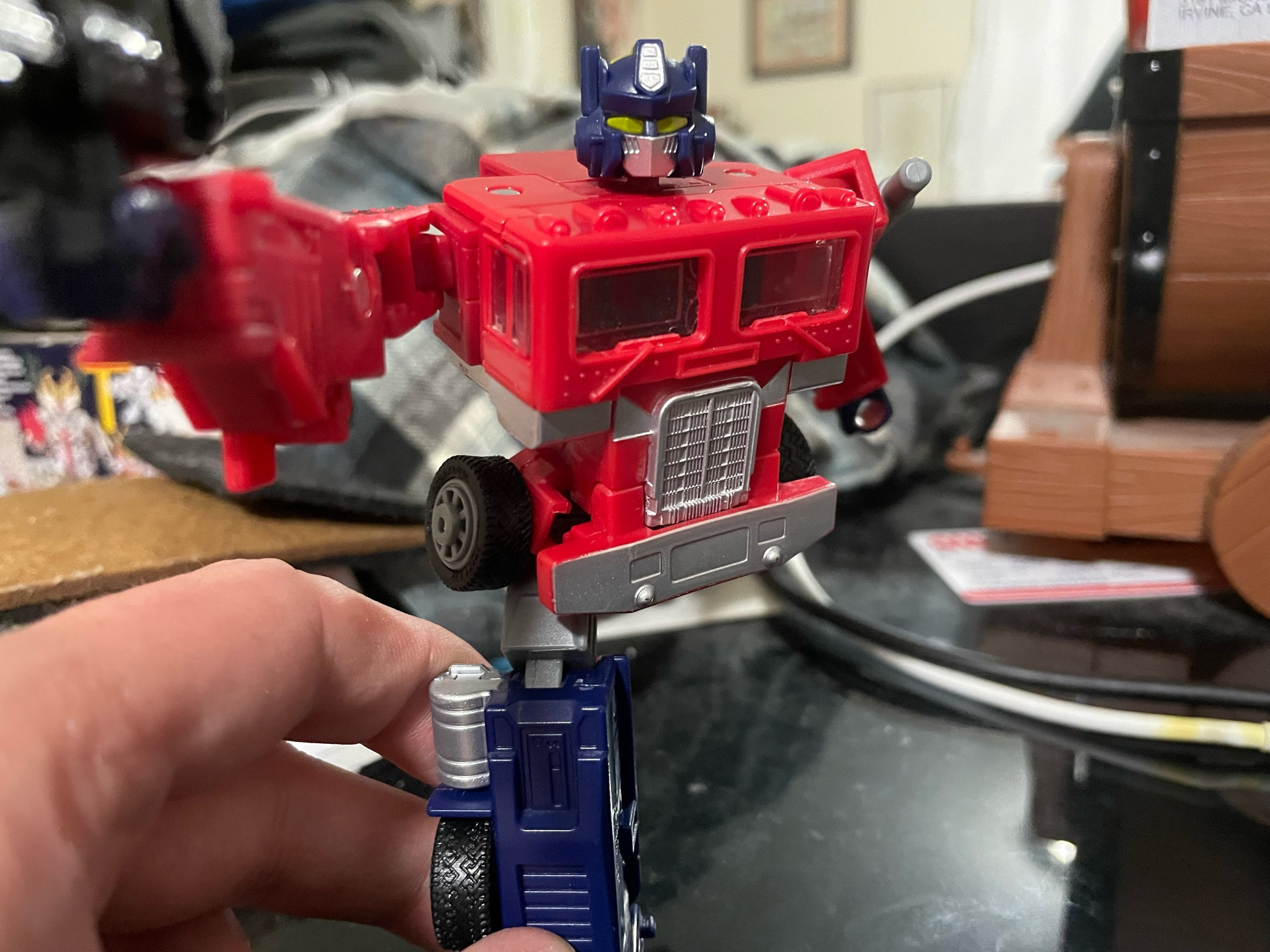 Optimus turns to look forward and aim his blaster