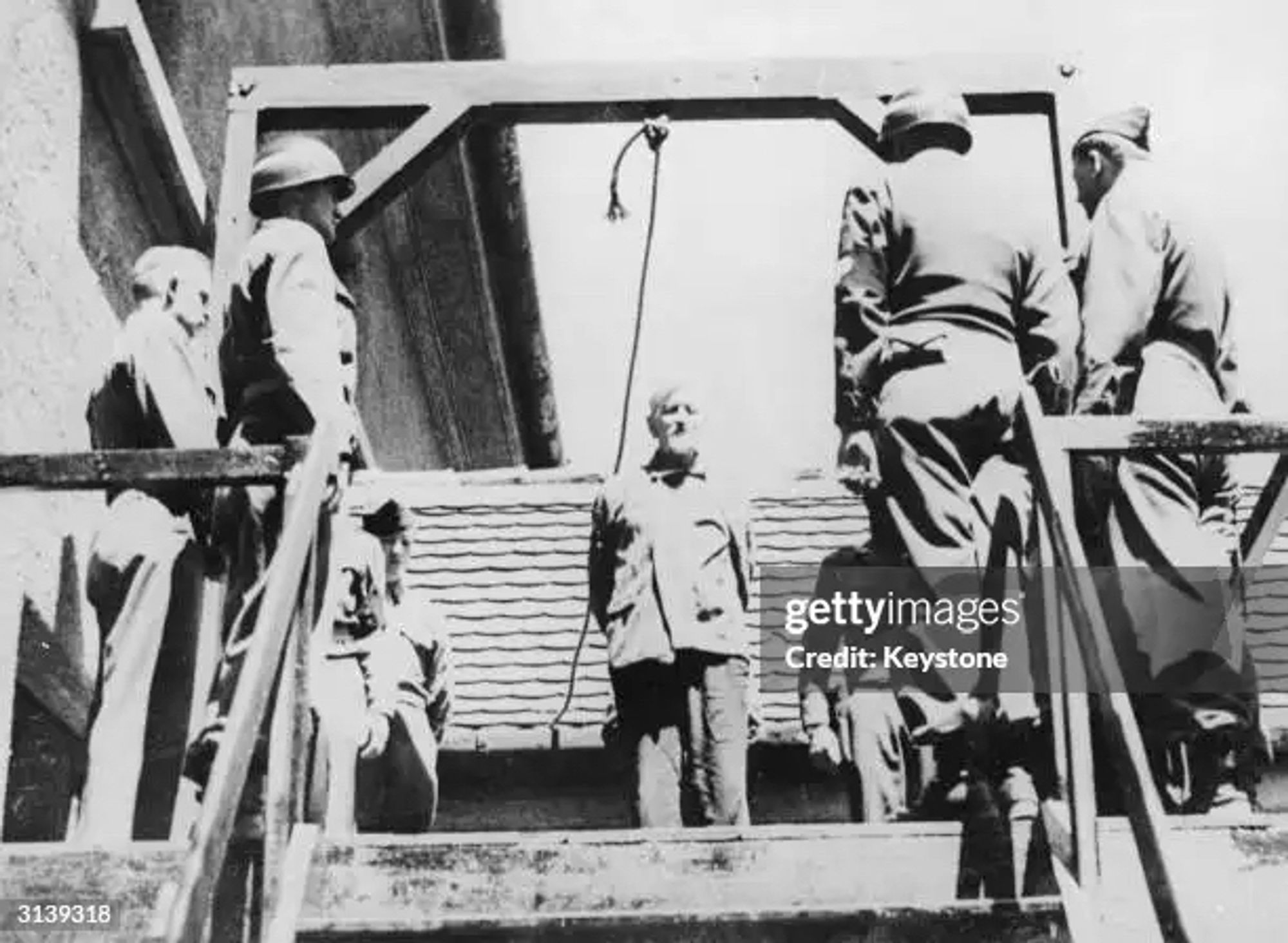 Black and white photo of Nazi doctor Klaus Schilling being led to the gallows in 1946