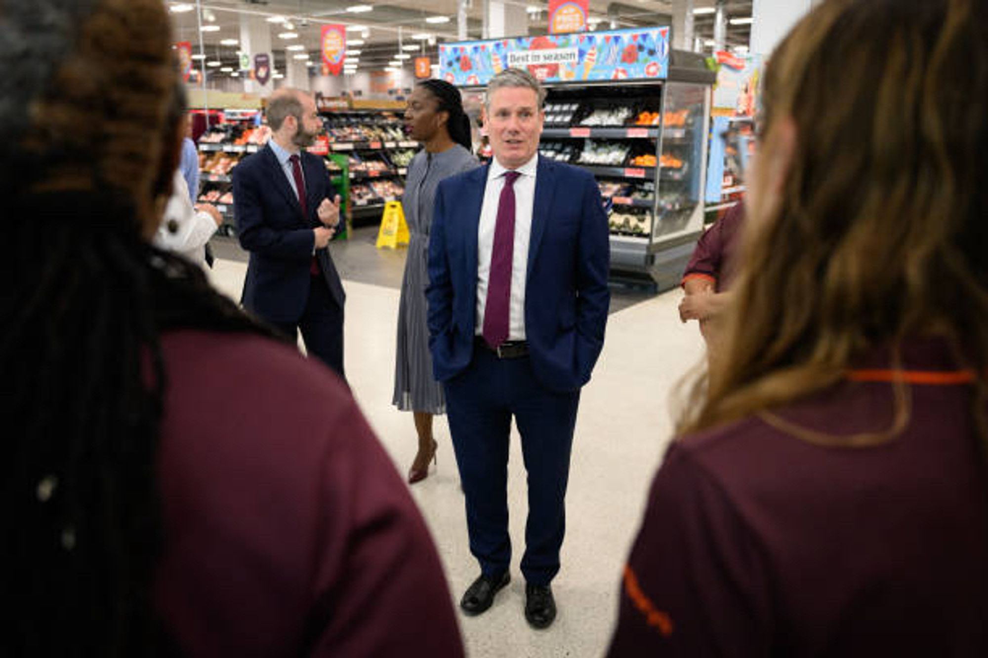 Keir Starmer again being distorted to not look small amongst sainsburys employees