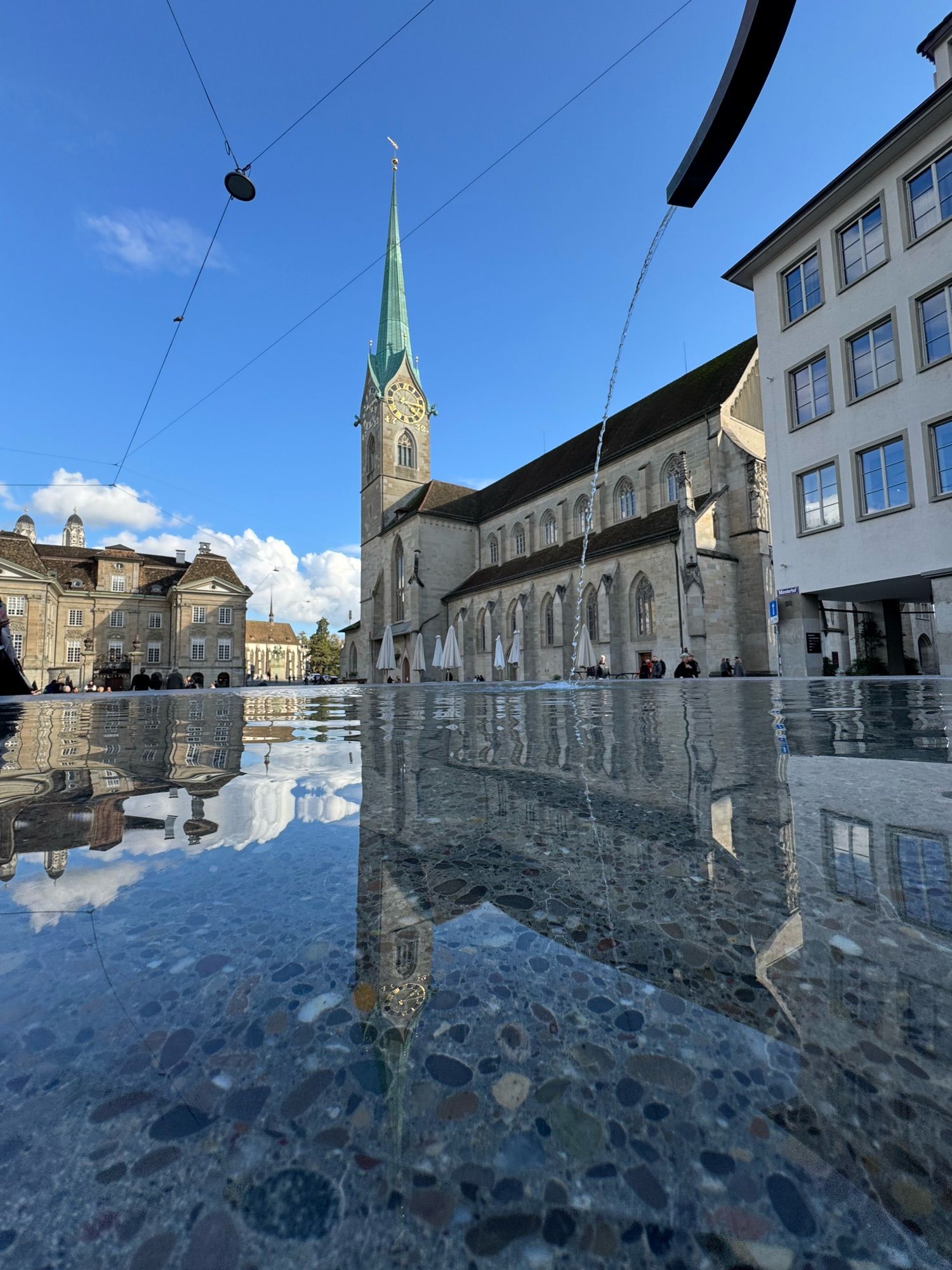 Fraumünster-Kirche und ihre Spiegelung in einem Brunnen