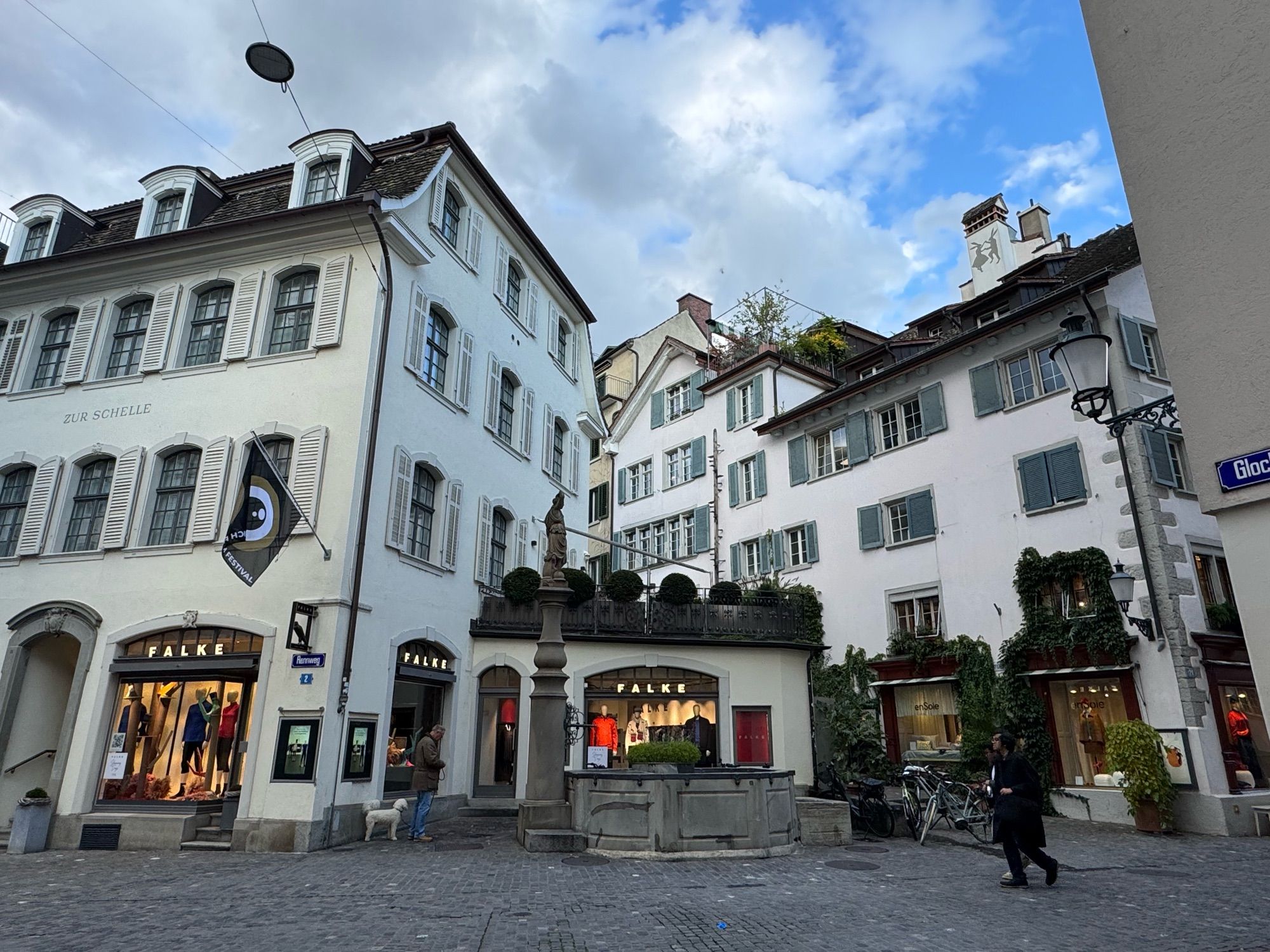 Kleiner Platz in der Zürcher Altstadt mit Brunnen