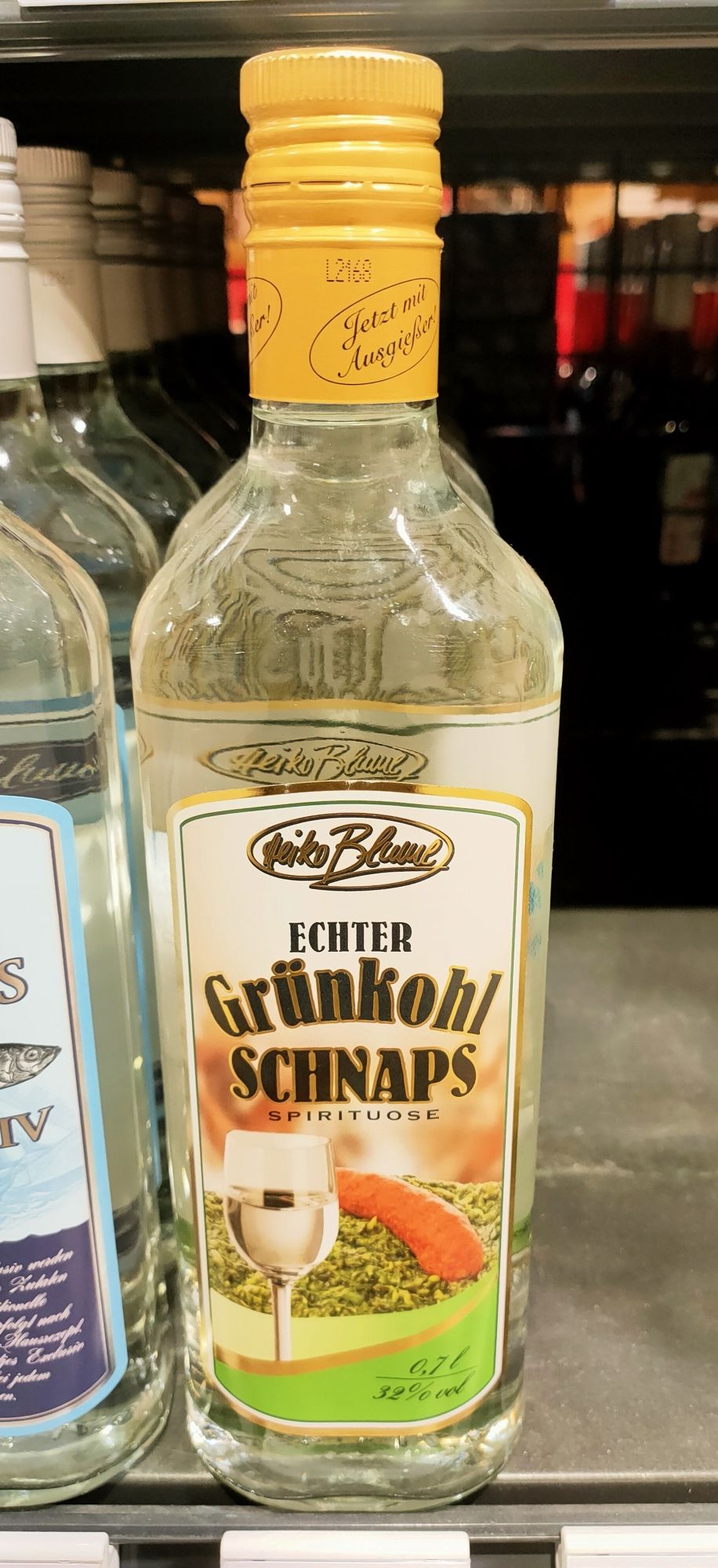 Eine Flasche Grünkohl Schnaps in einem Supermarktregal