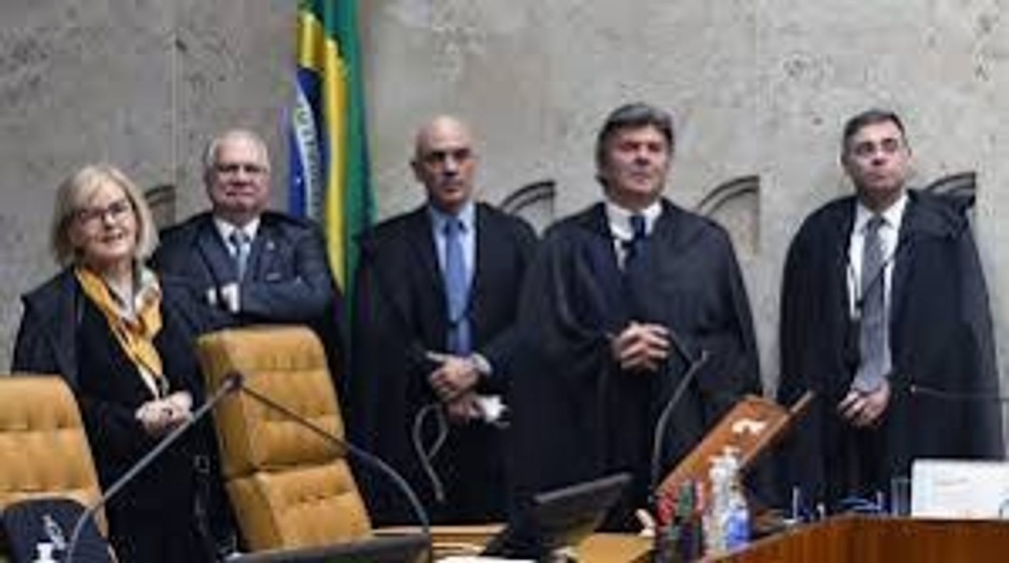 STF julgar o ex-presidente bolsonaro para ser preso ele todos aliados da Extrema direita deputados e senadores PL parlamentares PL 
Nunes Marques *- 
Cármen Lúcia
Cristiano Zanin
Alexandre de Moraes
Flávio Dino
Edson Fachin
André Mendonça
Gilmar Mendes
Dias Toffoli
Luiz Fux
Roberto Barroso