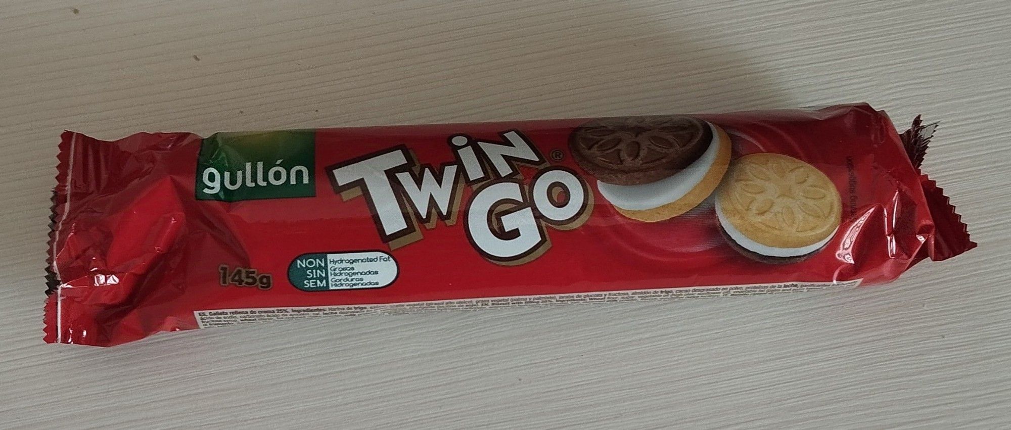 A red pack of Gullòn Twin Go biscuits