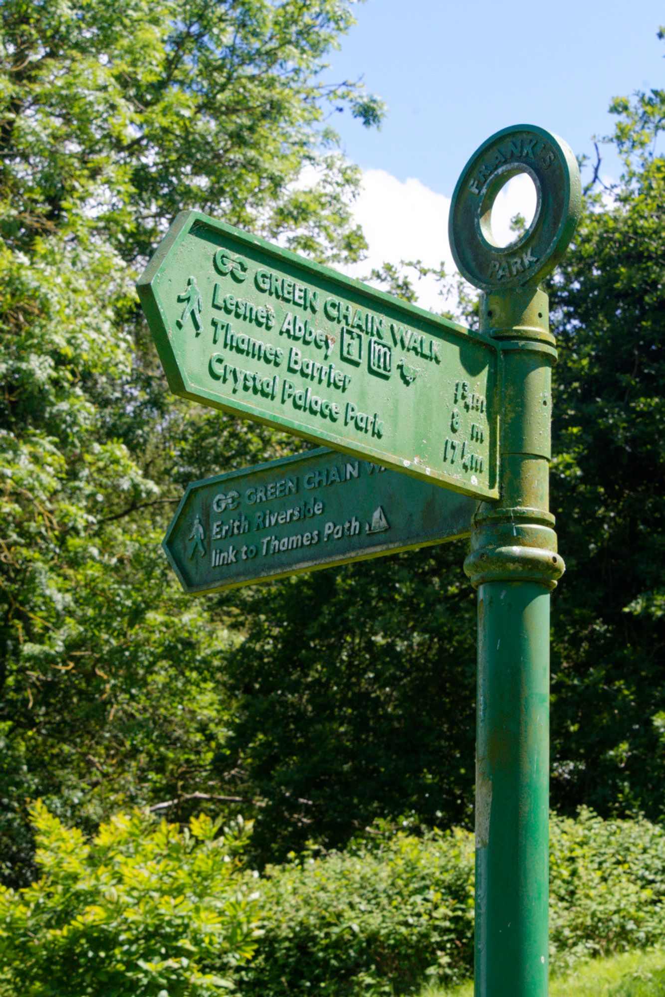 A green metal post, with a roundel on top saying Franks Park. The two very green pointers point to Lesnes Abbey and Erith Riverside.