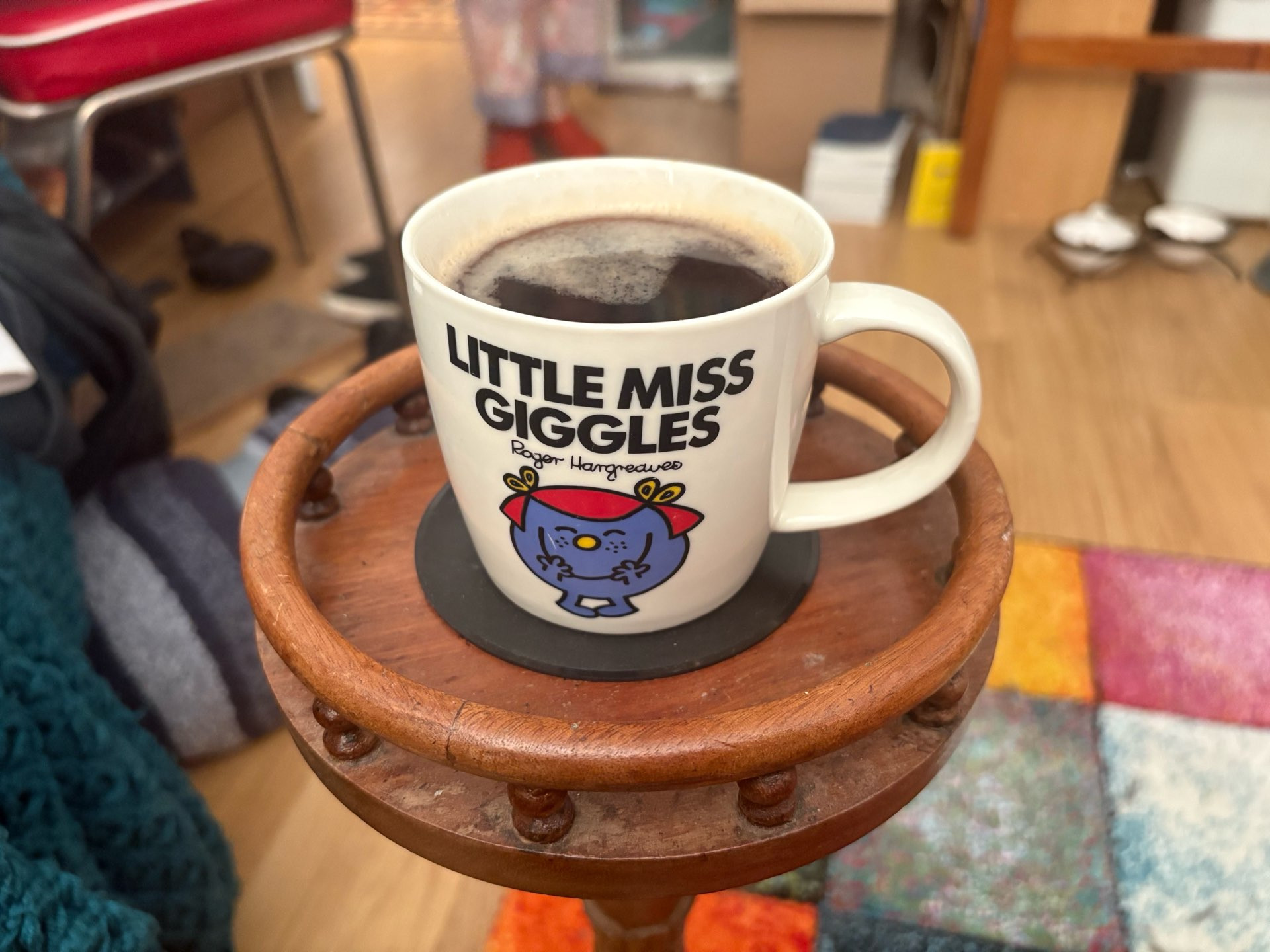 taza que dice: “little miss giggles”. 