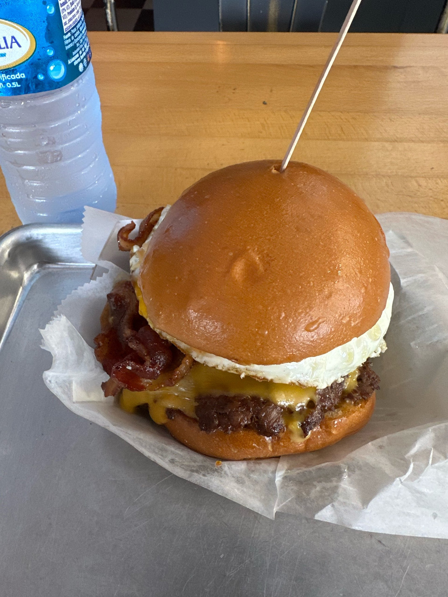 Hamburguesa. Es grande. También una botella de agua. 