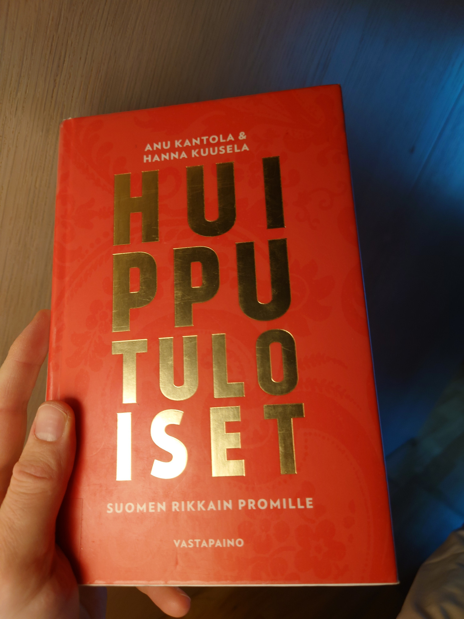 Kuva kirjan "Huipputuloiset - Suomen rikkain promille" -kannesta. Kirjailijat Anu Kantola ja Hanna Kuusela