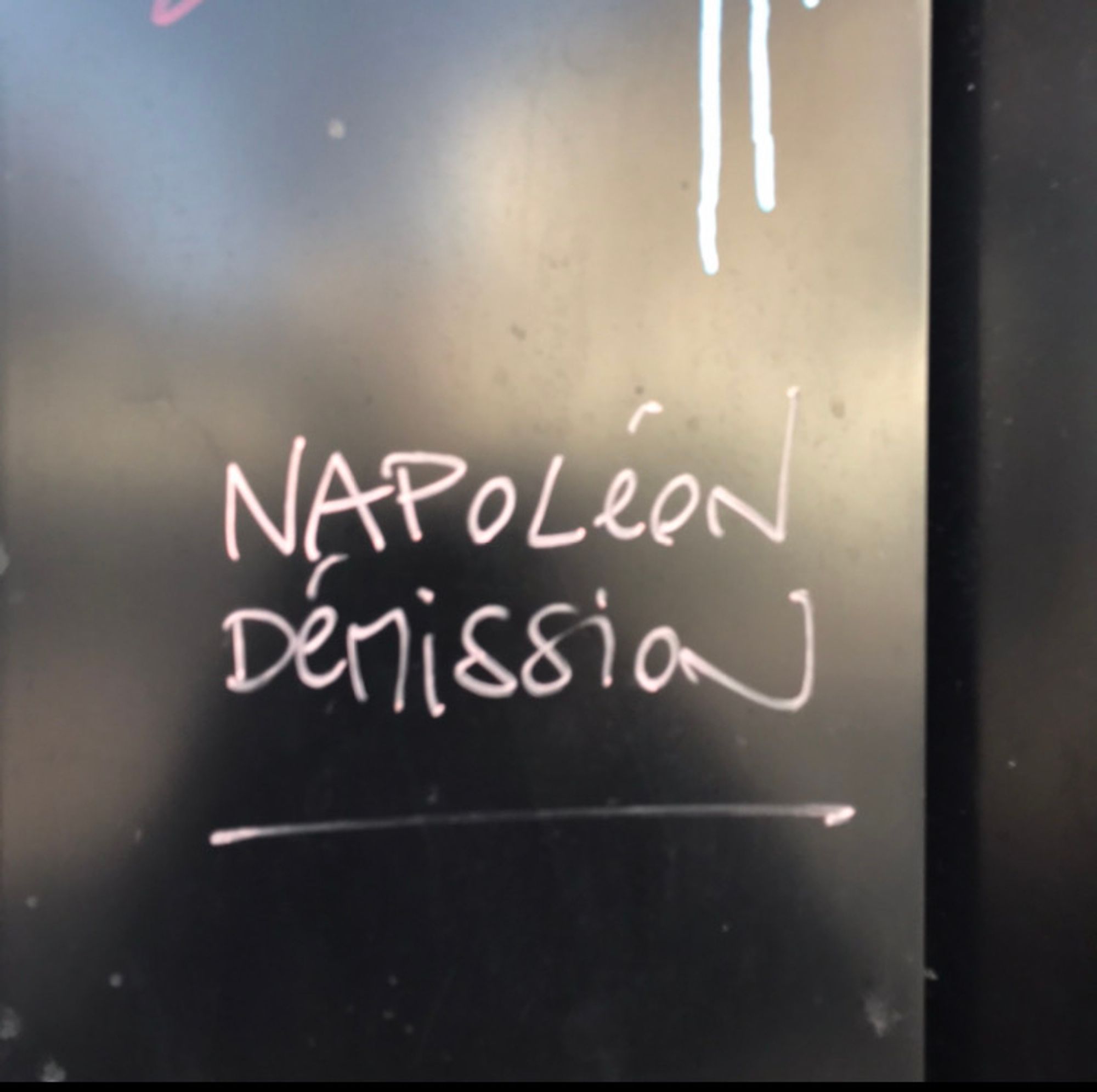 Graffiti Napoléon démission