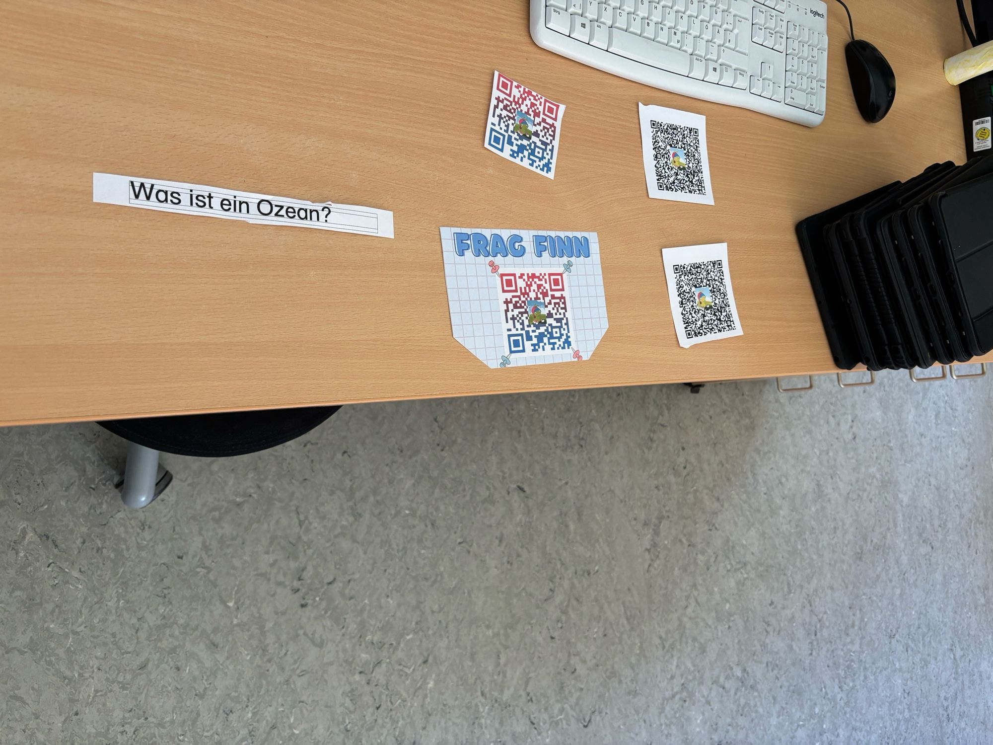 Frage: was ist ein Ozean? Daneben liegen QR Codes zu frag Finn