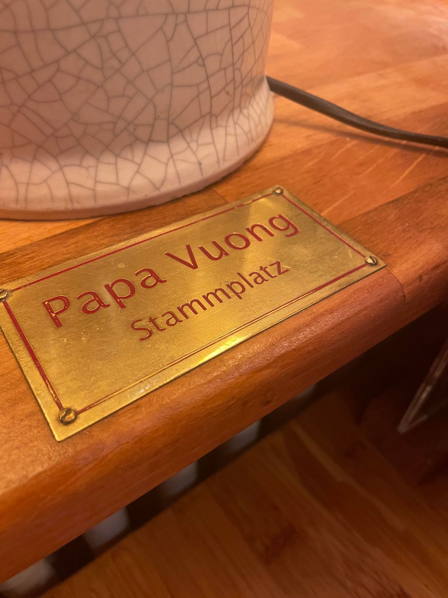 Foto eines Messingschilds: Papa Vouong Stammplatz 