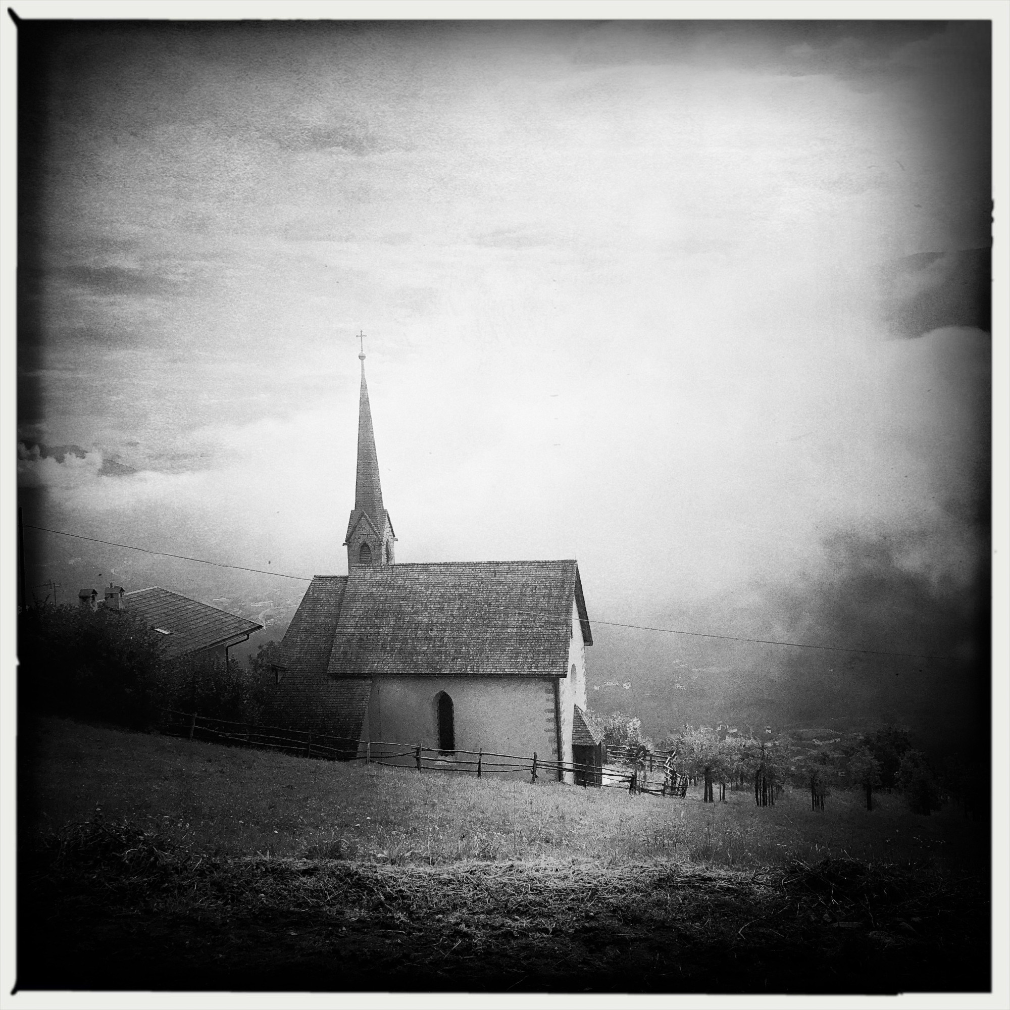 La chiesetta in montagna e la nebbia nel fondovalle