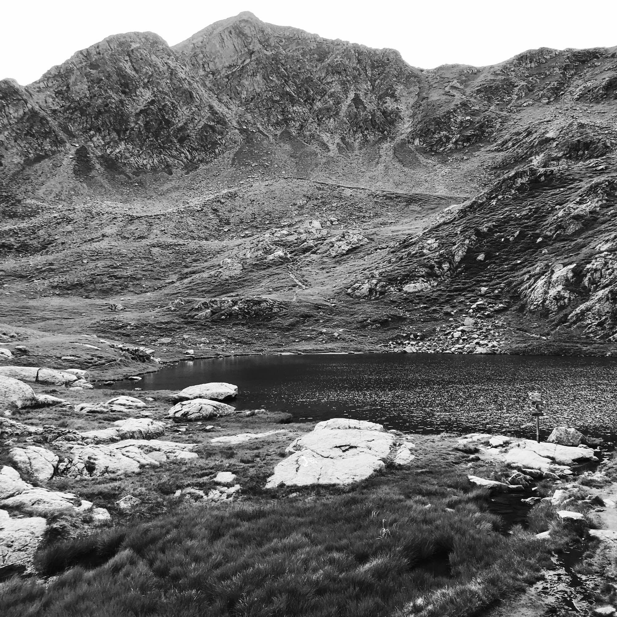 l lago alpino del Luco con la cima del Monte Luco sullo sfondo