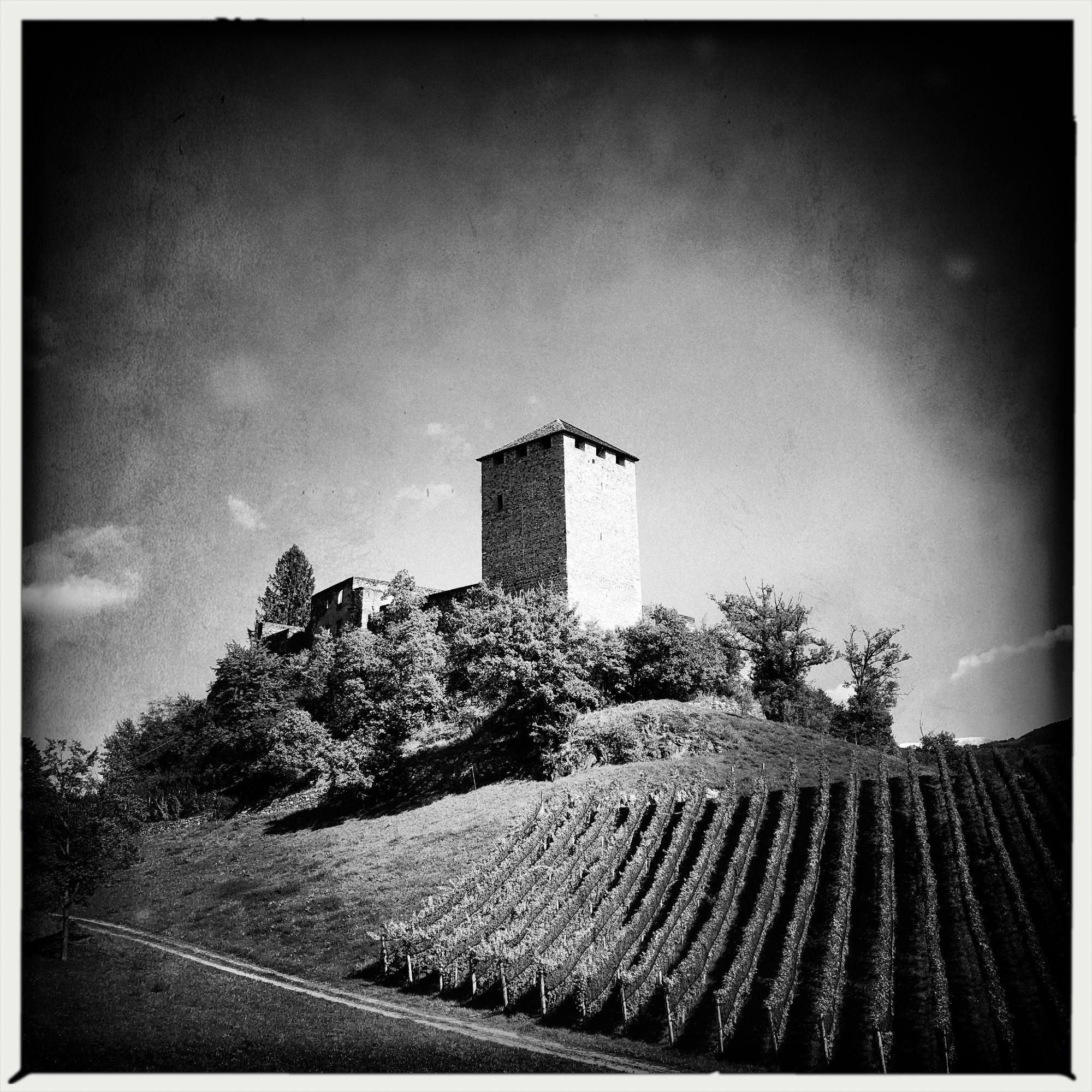 La torre del castello Mayenburg costruito su di una collina