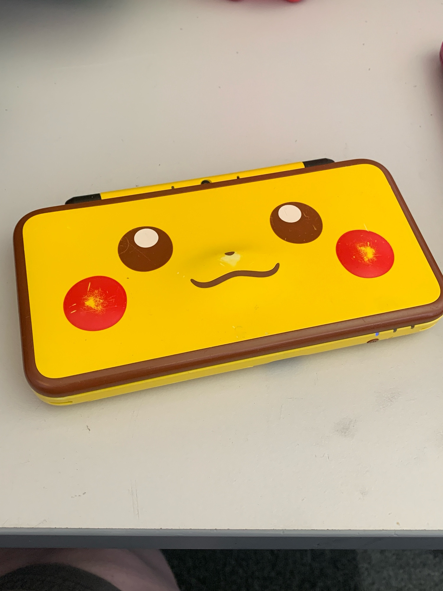 2DS XL Special pikachu edition