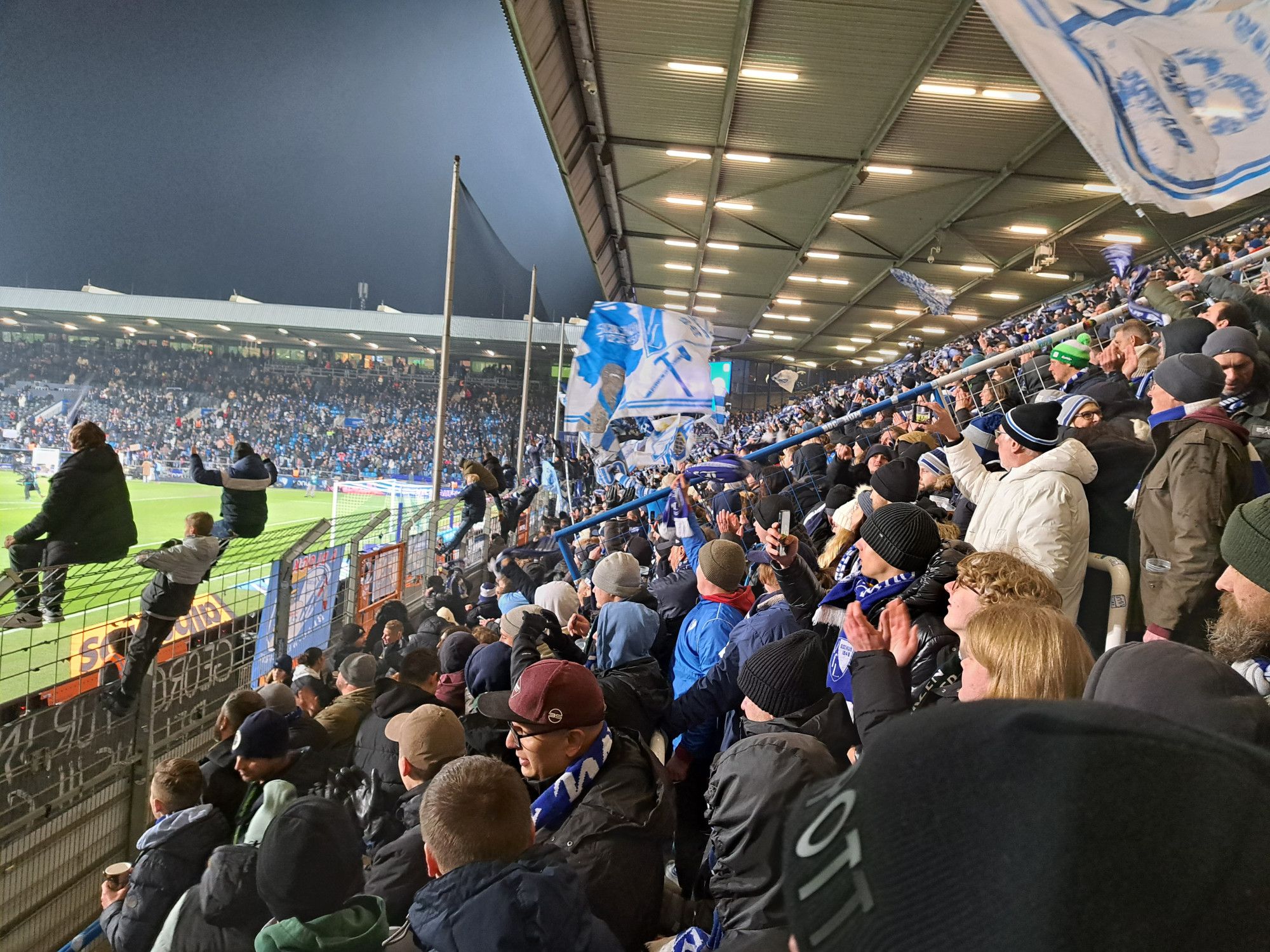 Blick auf die vollbesetzte Stehplatztribüne im Bochumer Ruhrstadion.