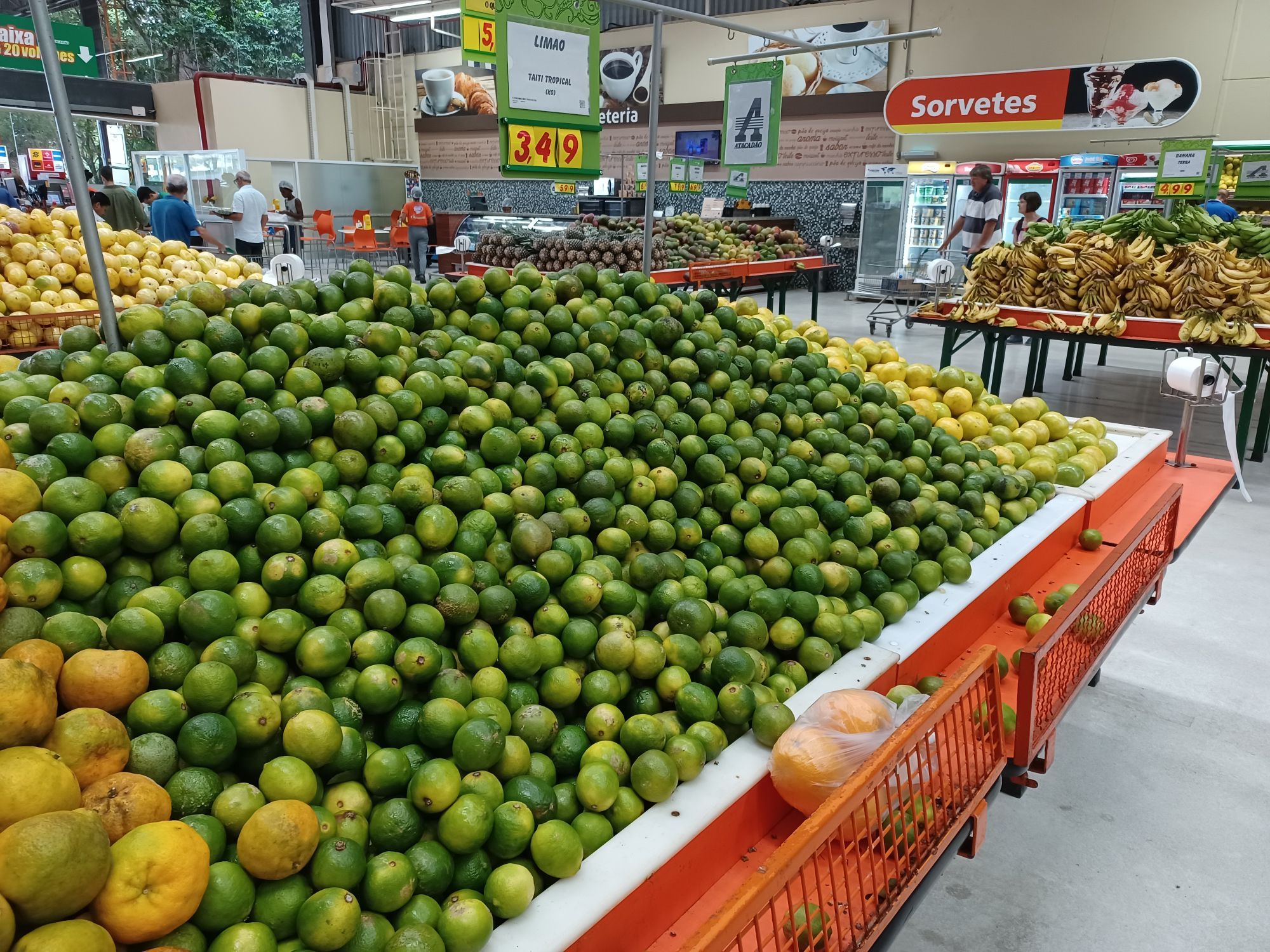 Ein riesiger Haufen Limetten in einem Supermarkt in Brasilien, schätzungsweise entsprechend dem Inhalt von 3-5 Kartoffelsäcken.