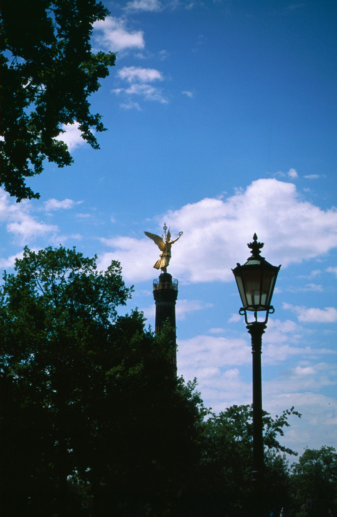 Blick auf die Siegessäule vom Tiergarten aus. (Berlin)